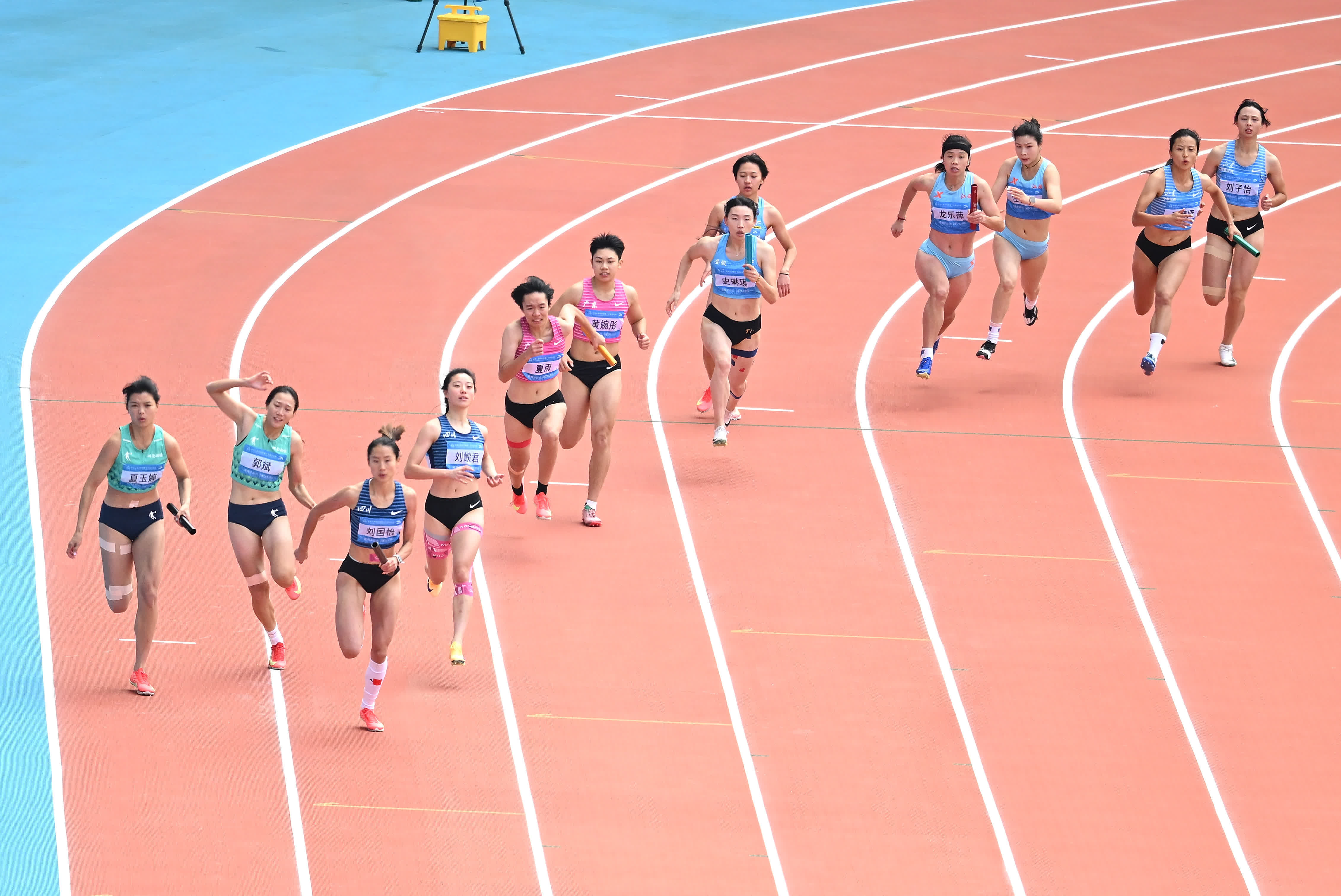 選手們在比賽中。新華社