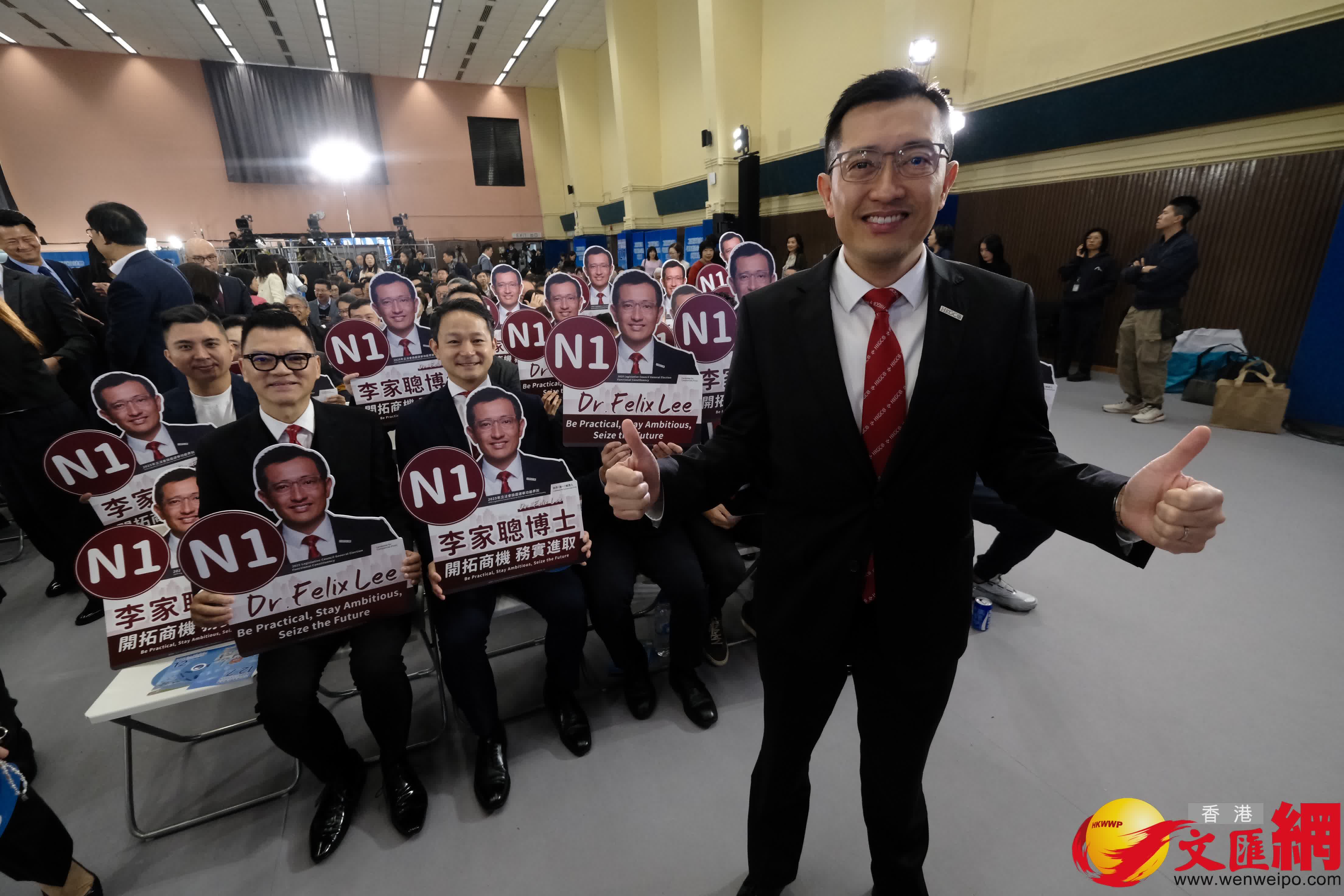 今日上午舉行功能界別-商界（第一）論壇，N1號候選人李家聰及助選團隊。（香港文匯報記者涂穴攝）