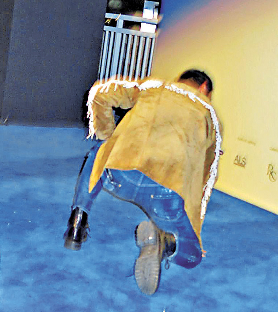 跌倒飛鏡敏捷翻身跪地自救  任達華淡定比V自嘲「貼題」