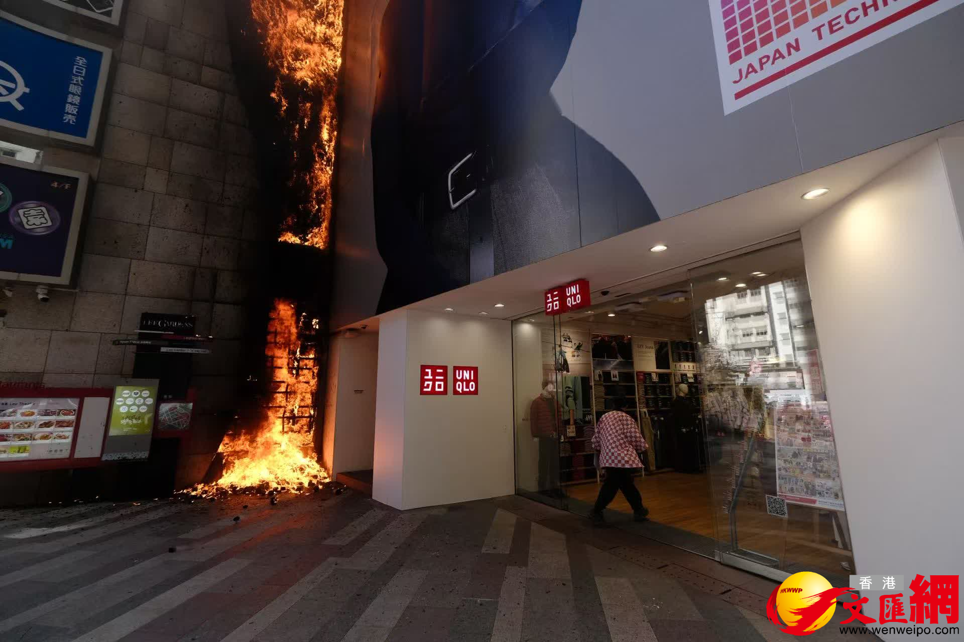 銅鑼灣勿地臣街門口外埸起火。（香港文汇报涂穴攝）