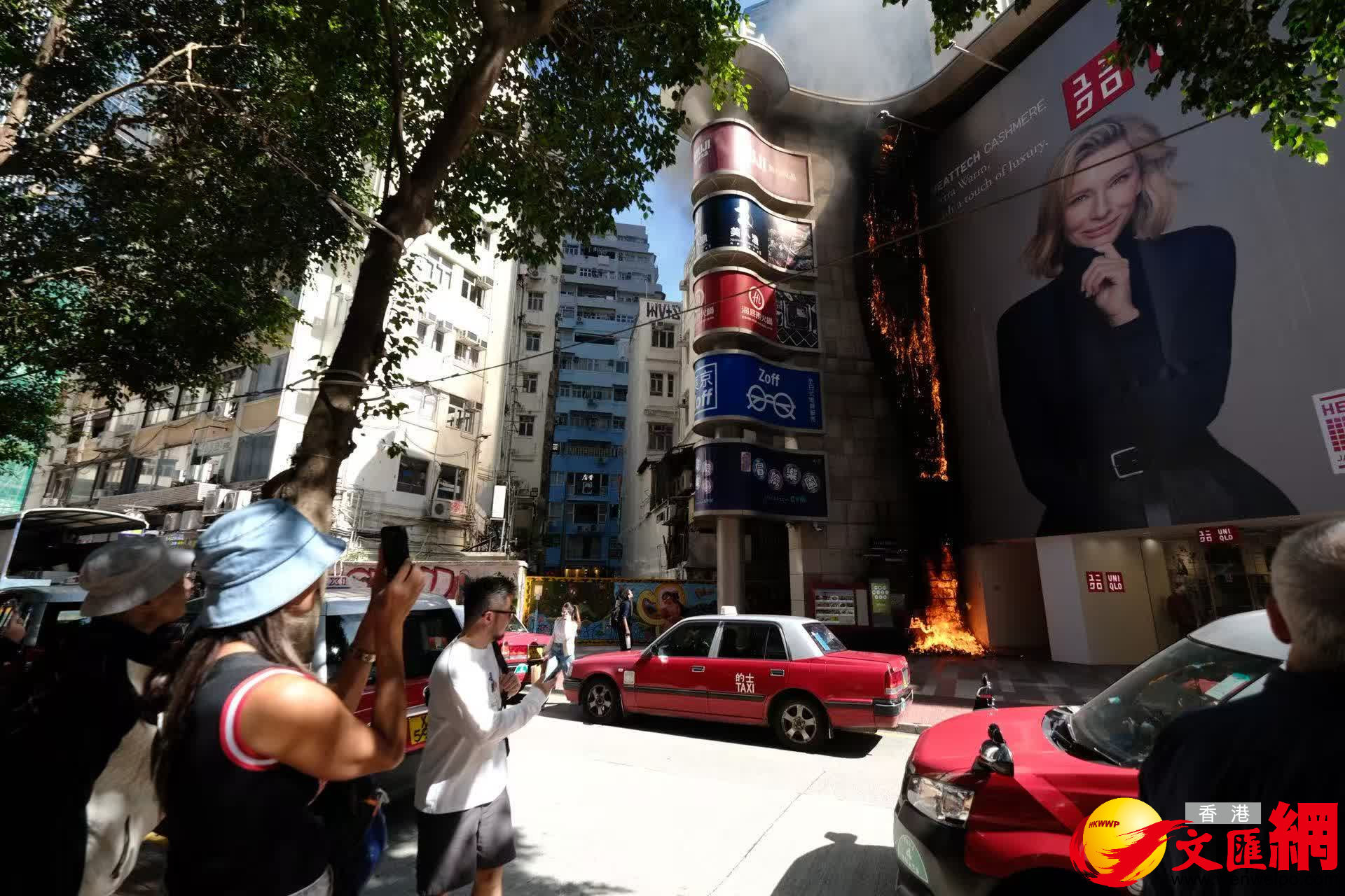 銅鑼灣勿地臣街門口外埸起火。（香港文汇报涂穴攝）