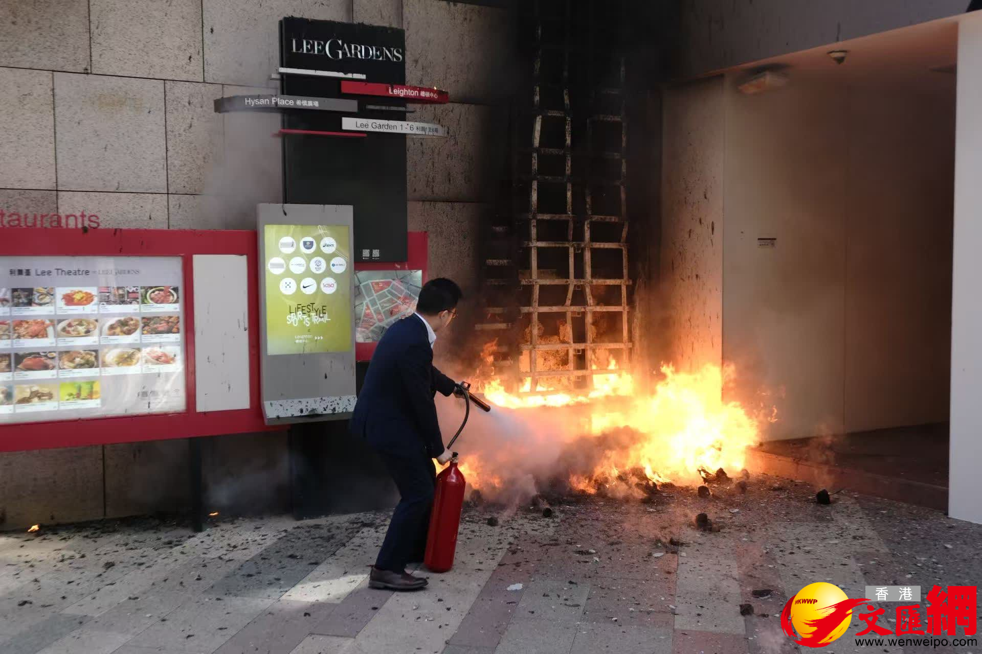 銅鑼灣勿地臣街門口外埸起火。（香港文汇报涂穴攝）