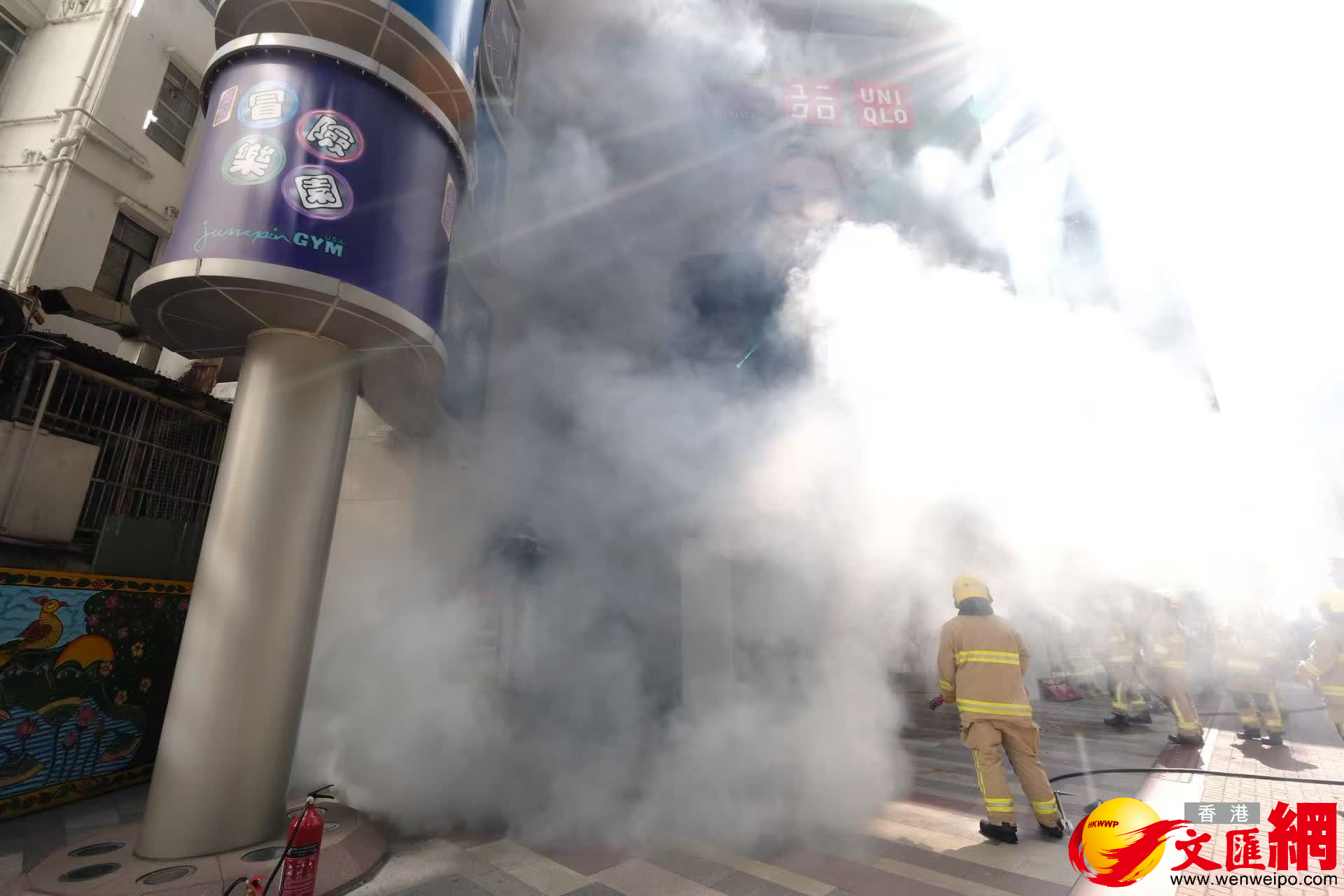 銅鑼灣勿地臣街門口外埸起火。（香港文汇报涂穴攝）