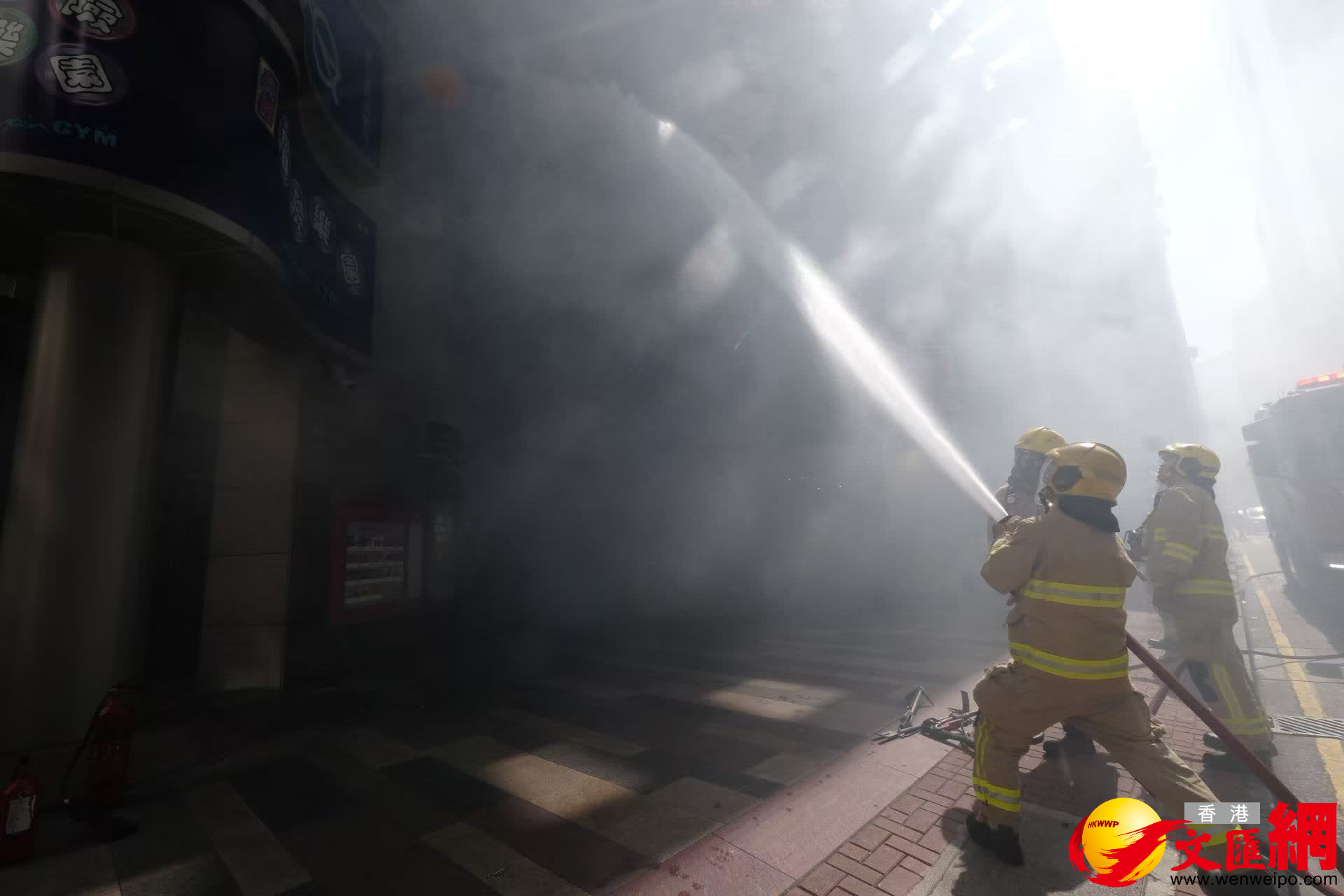 銅鑼灣勿地臣街門口外埸起火。（香港文汇报涂穴攝）