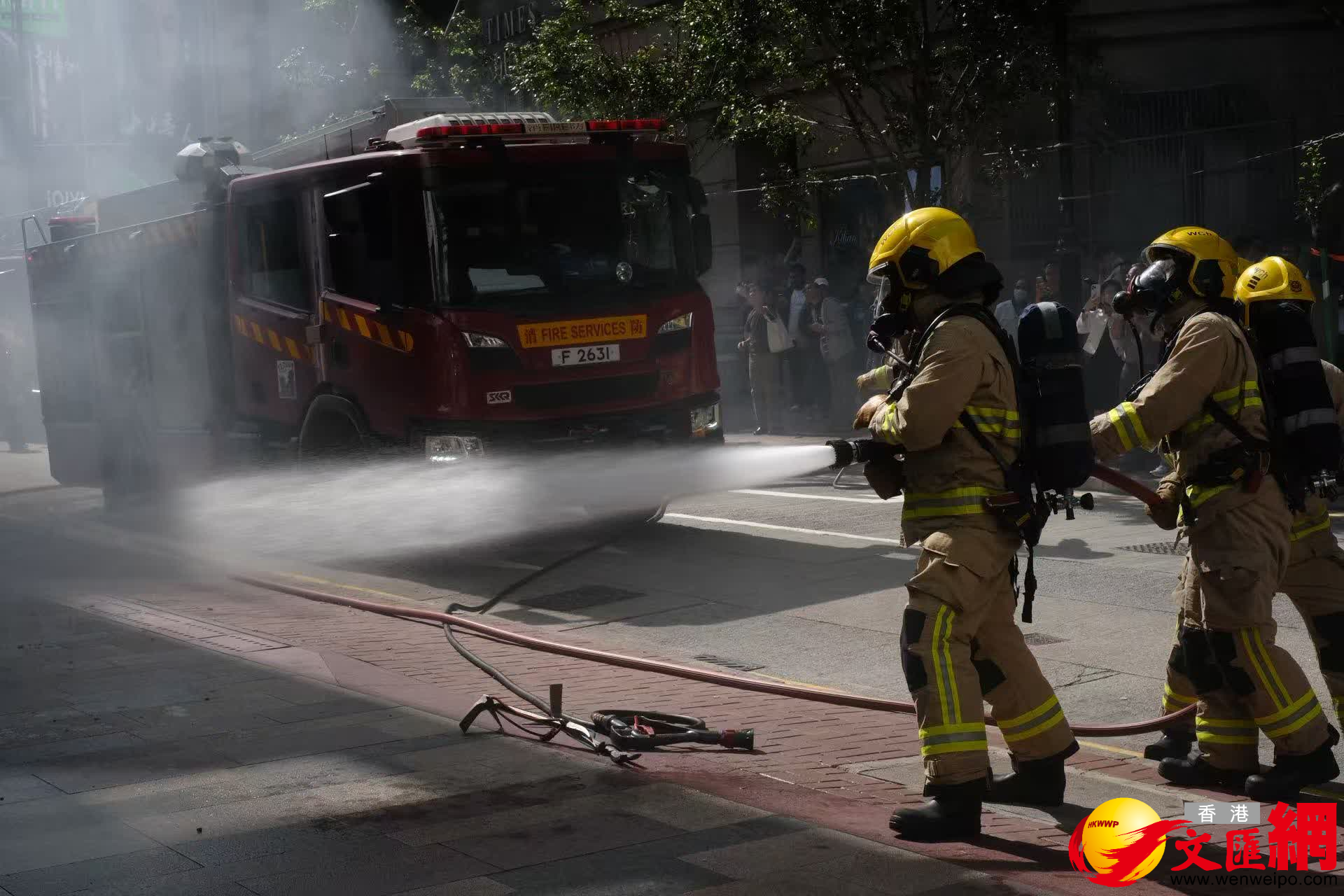 銅鑼灣勿地臣街門口外埸起火。（香港文汇报涂穴攝）