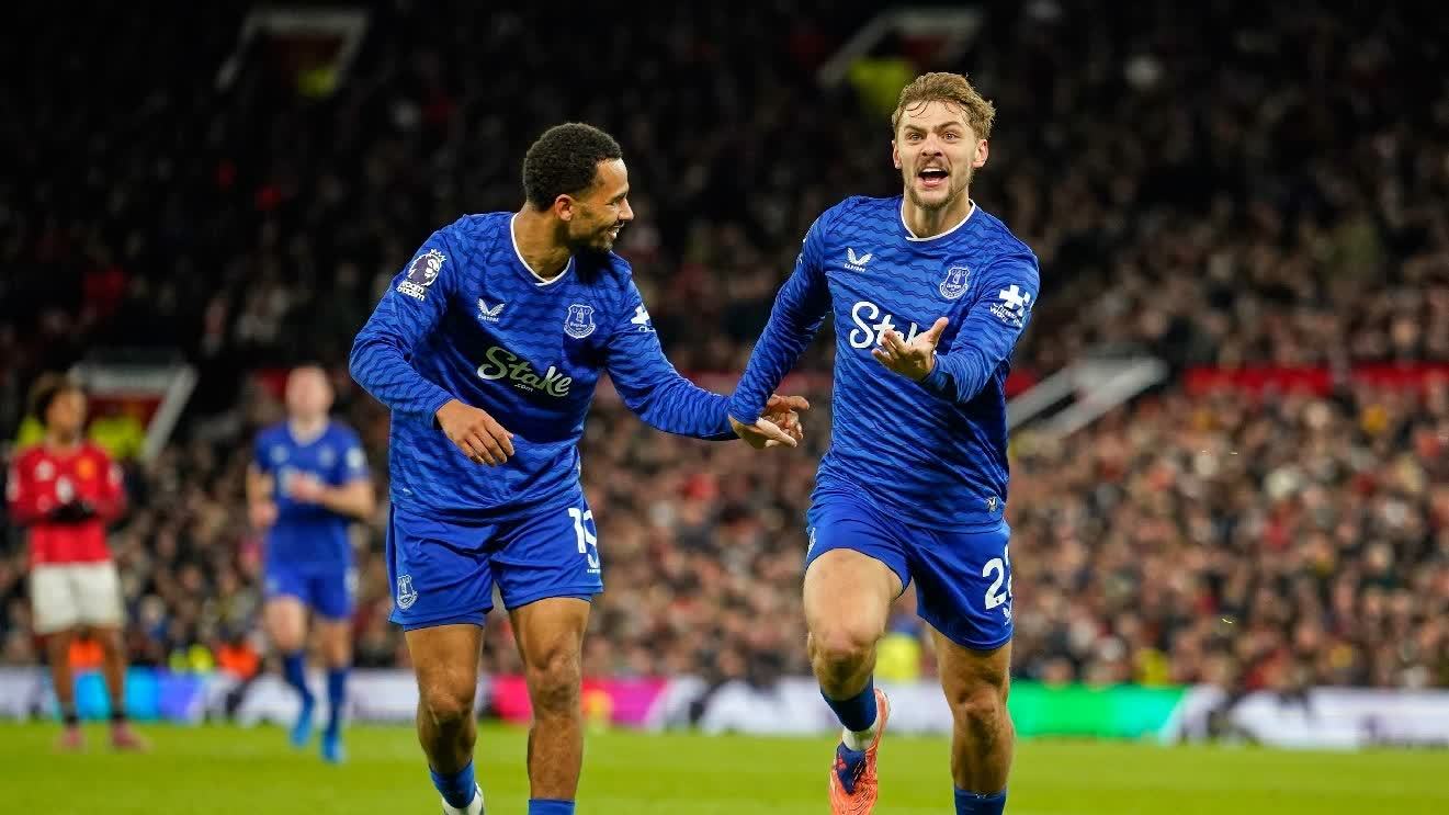 古爾失控掌摑隊友被逐 愛華頓少踢一人照贏曼聯