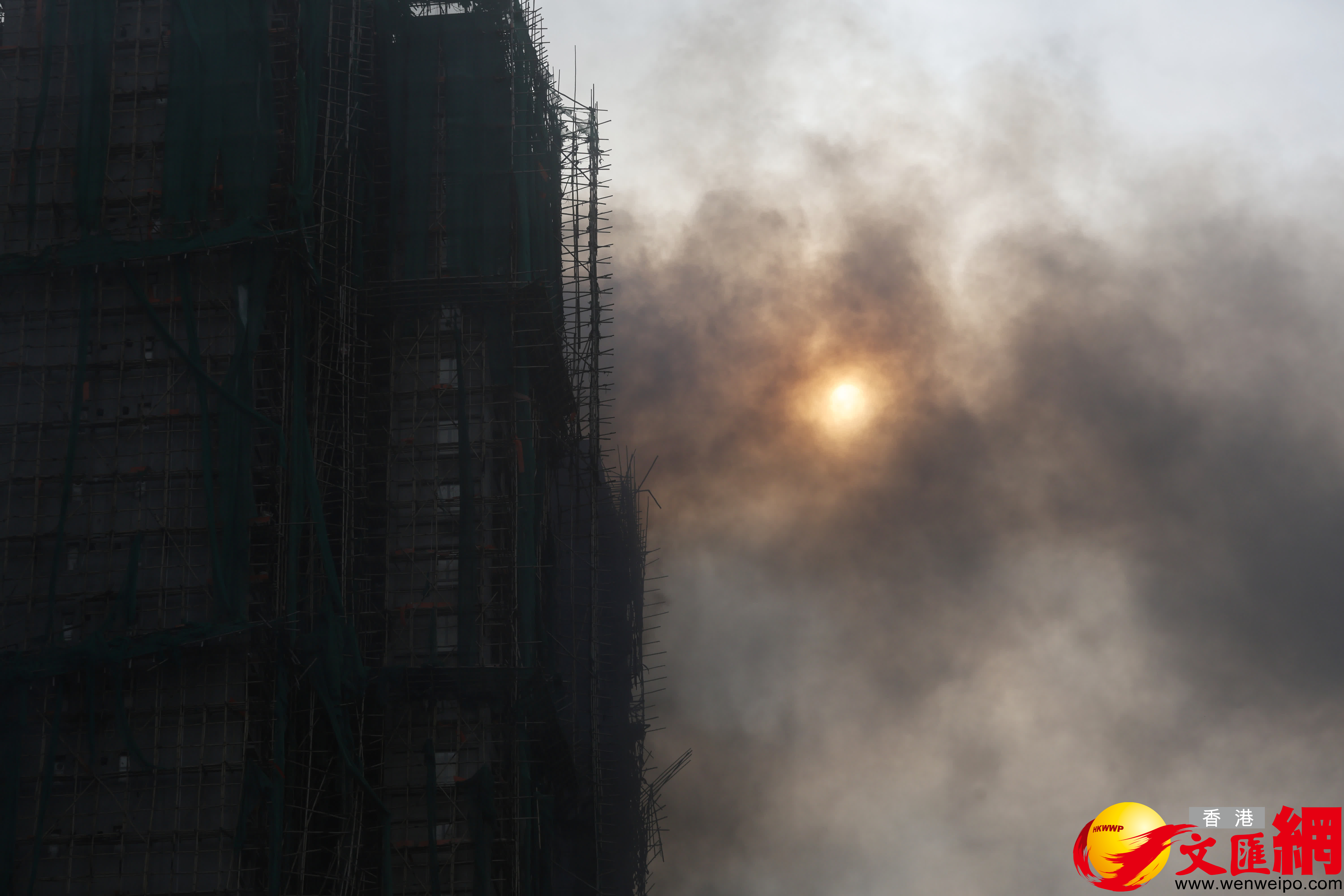 大埔宏福苑火場27日上午情況。（香港文匯報記者郭木又攝）