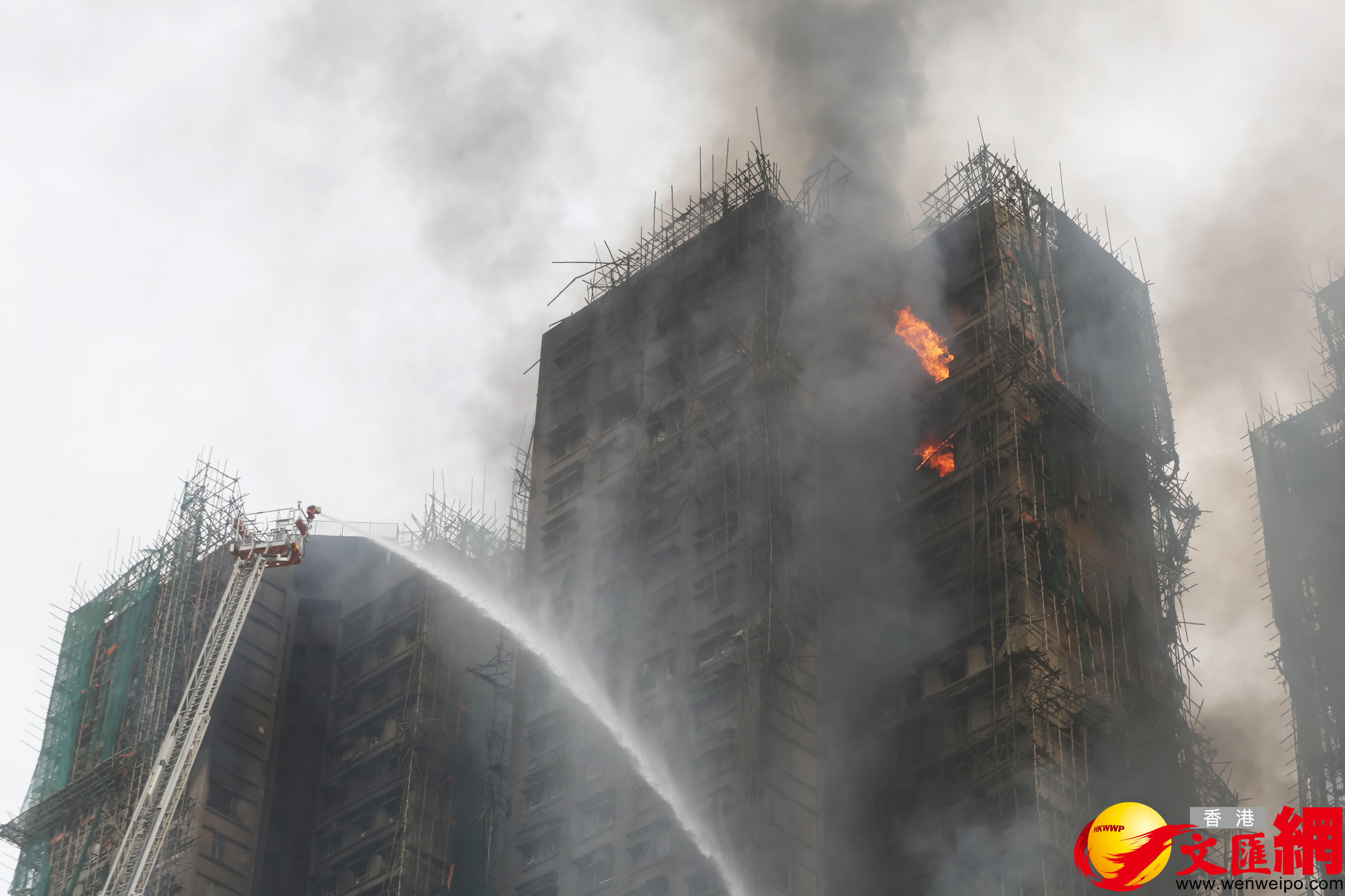 大埔宏福苑火場27日上午情況。（香港文匯報記者郭木又攝）