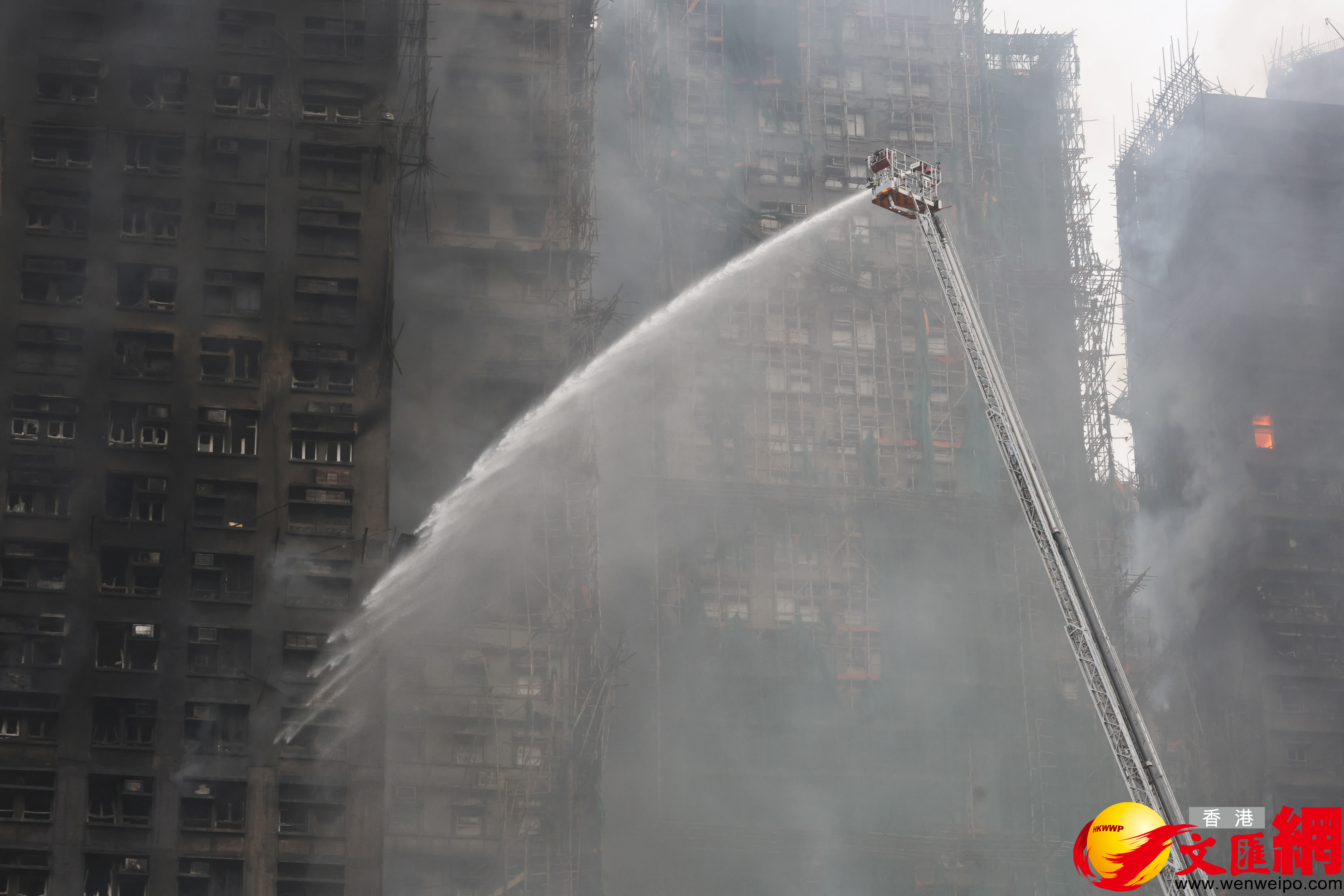 大埔宏福苑火場27日上午情況。（香港文匯報記者郭木又攝）
