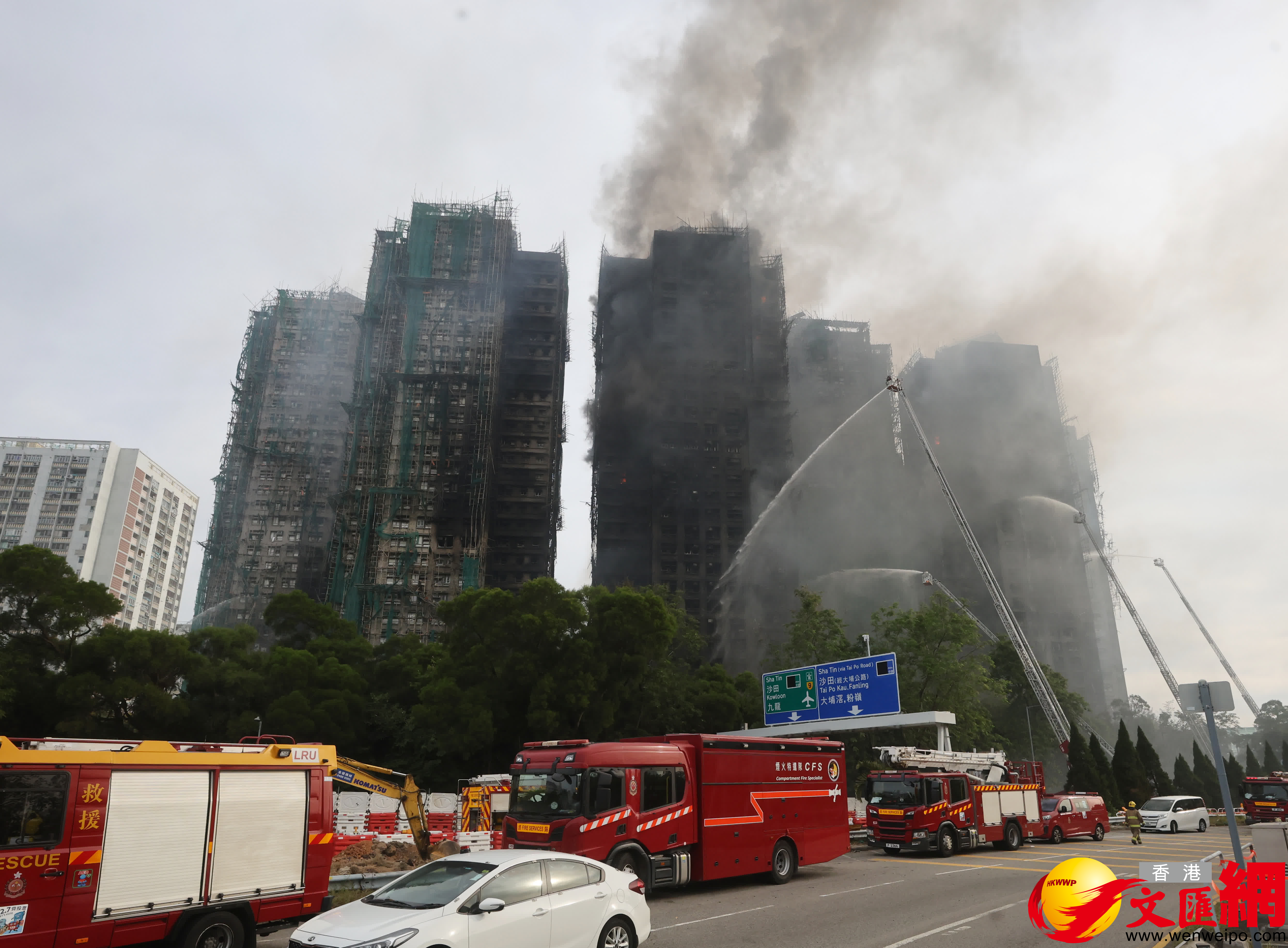 大埔宏福苑火場27日上午情況。（香港文匯報記者郭木又攝）