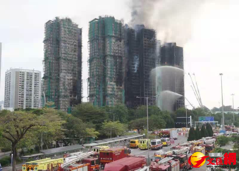 大埔宏福苑火場27日上午情況。（香港文匯報記者郭木又攝）