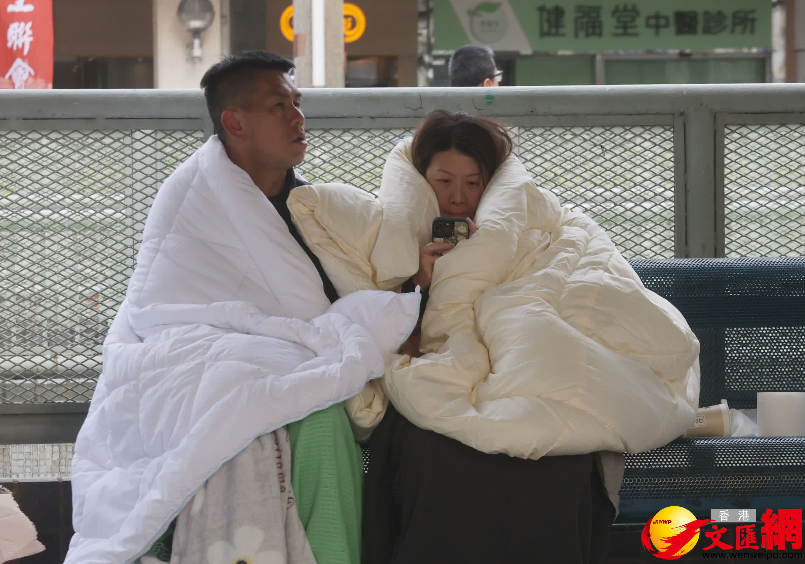 有親屬於現場等候消息。（香港文匯報記者郭木又攝）