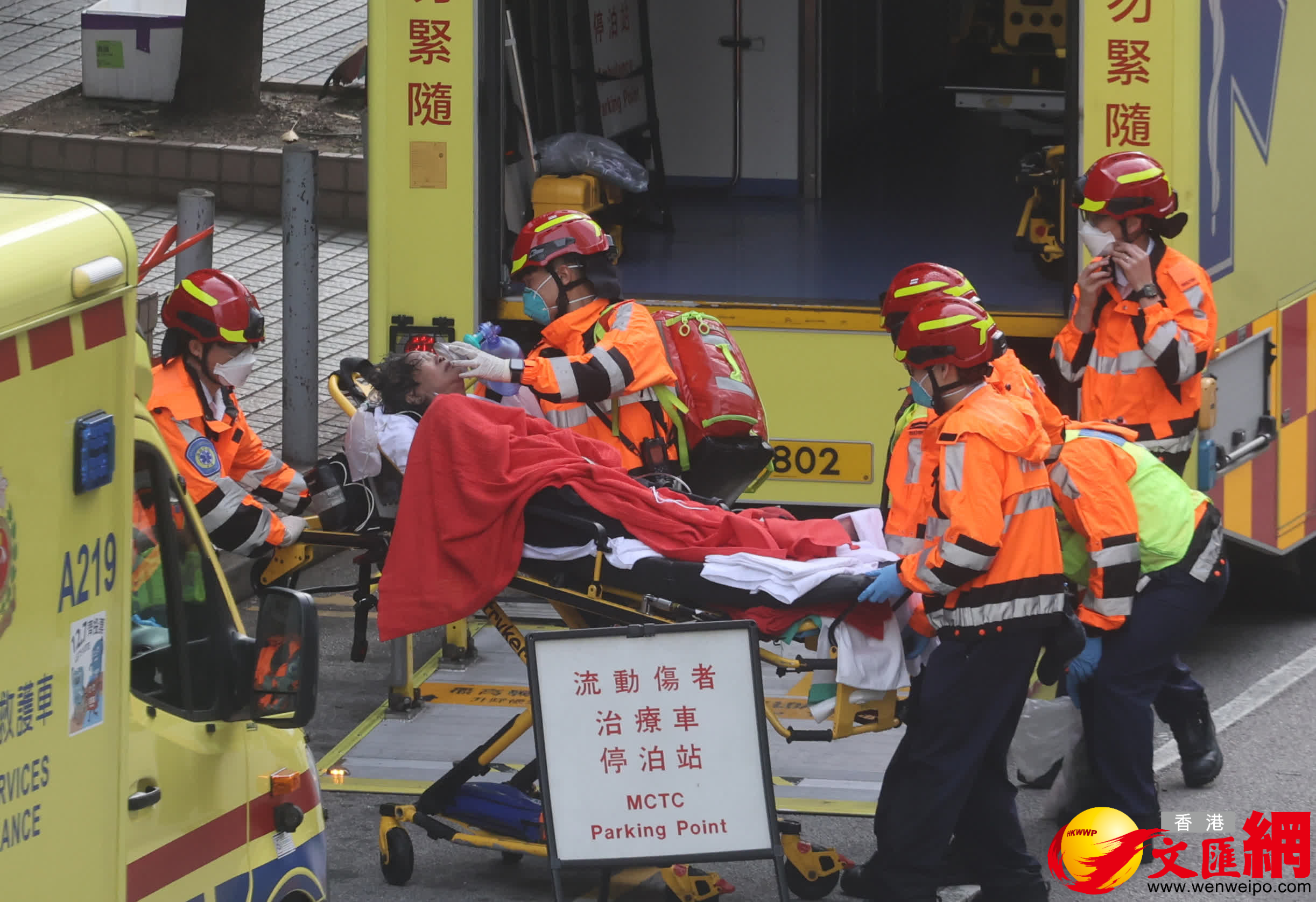 消防隊全力搶救倖存者。（香港文匯報記者郭木又攝）