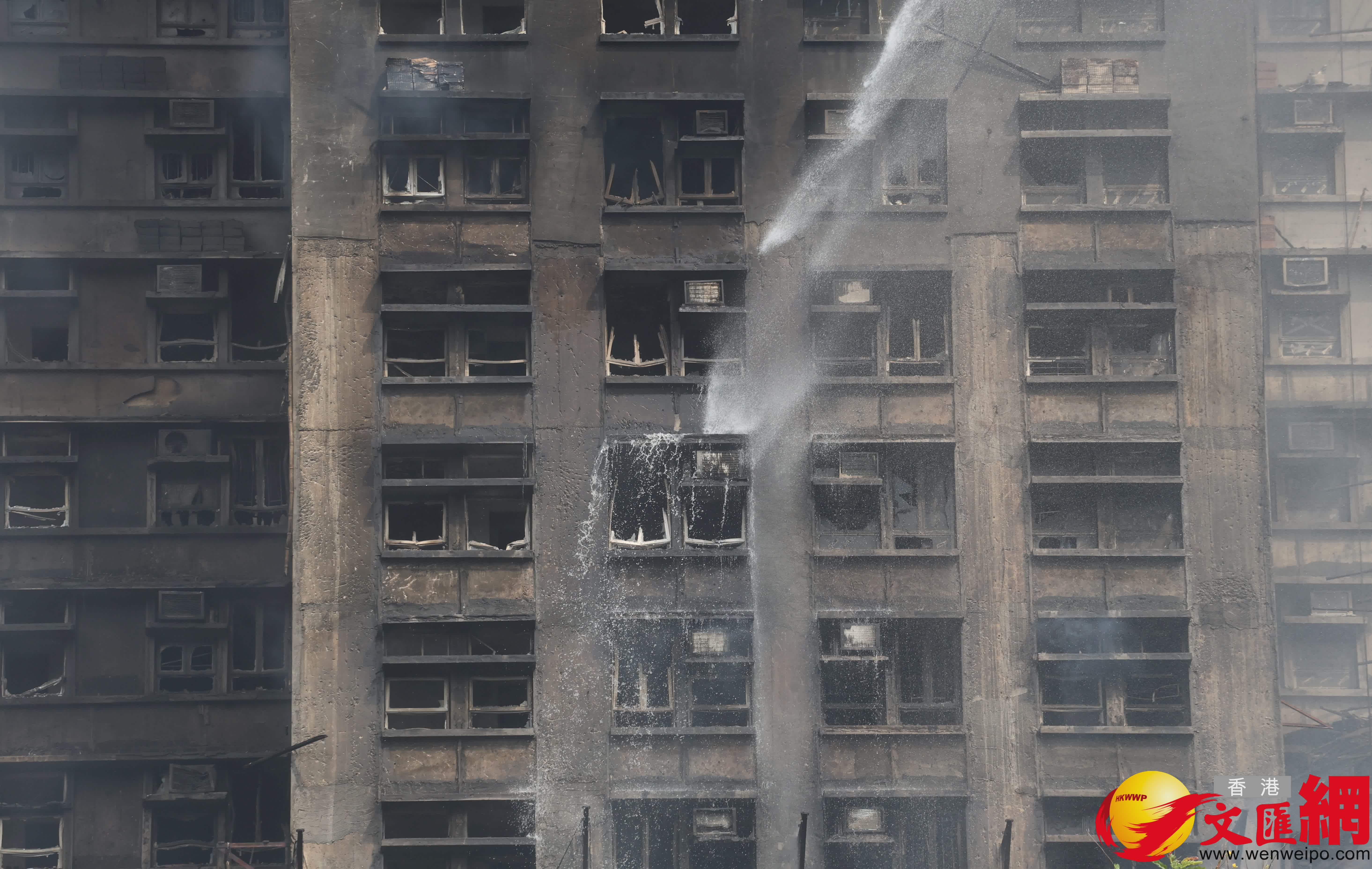 直擊27日中午火場情況。（香港文匯報記者郭木又攝）