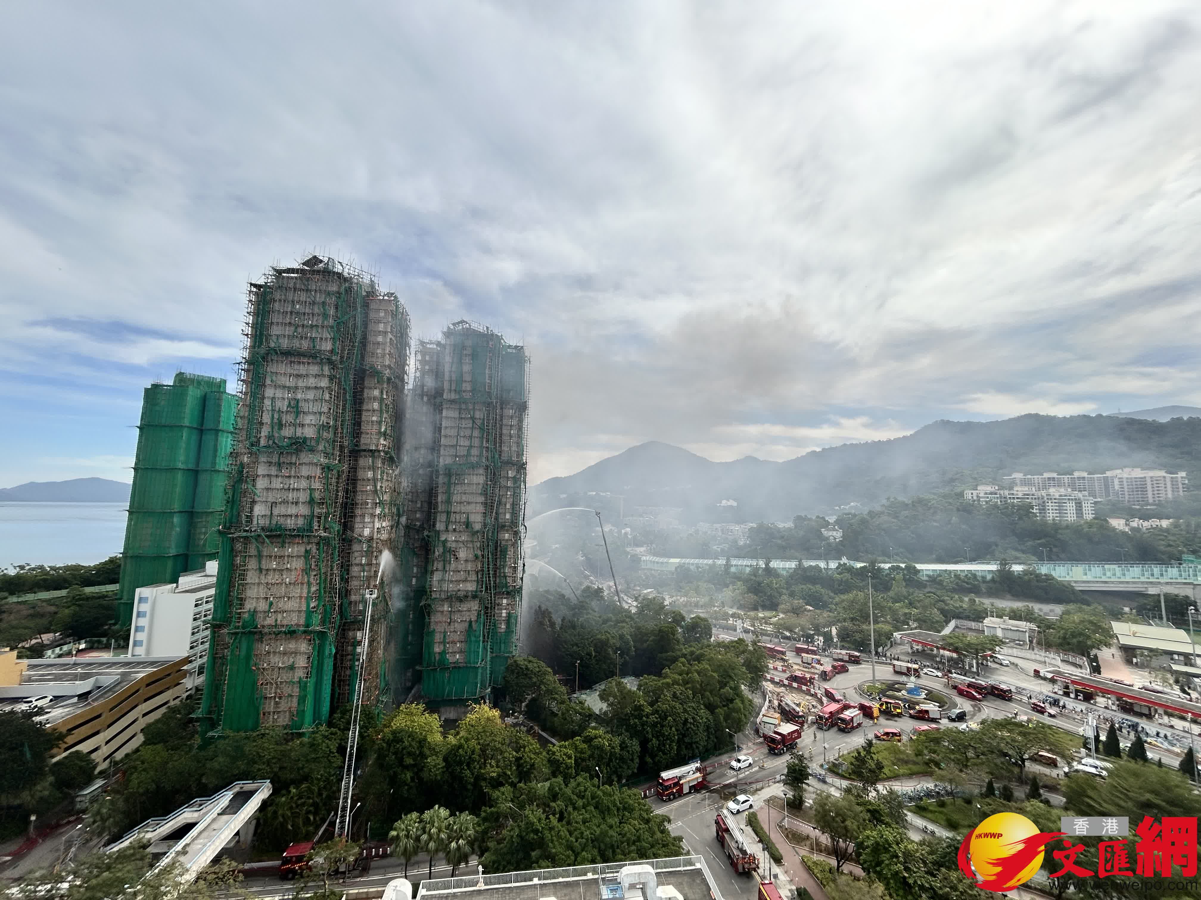 直擊27日中午火場情況。（香港文匯報記者涂穴攝）