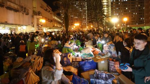 大埔宏福苑大火│市民深夜自發捐物資 送水給消防員表敬意