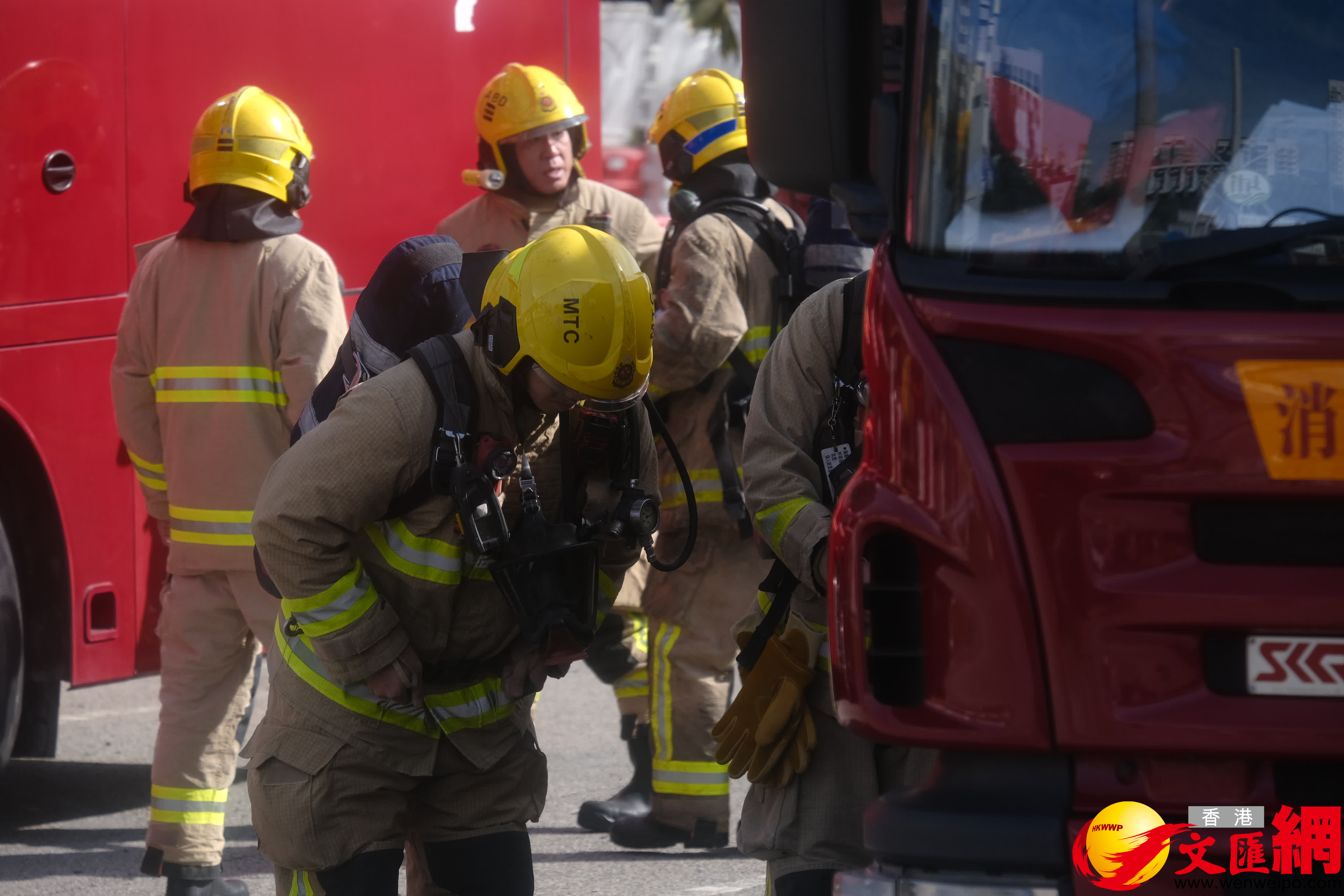 消防員仍在全力解救倖存者。（香港文汇报涂穴攝）