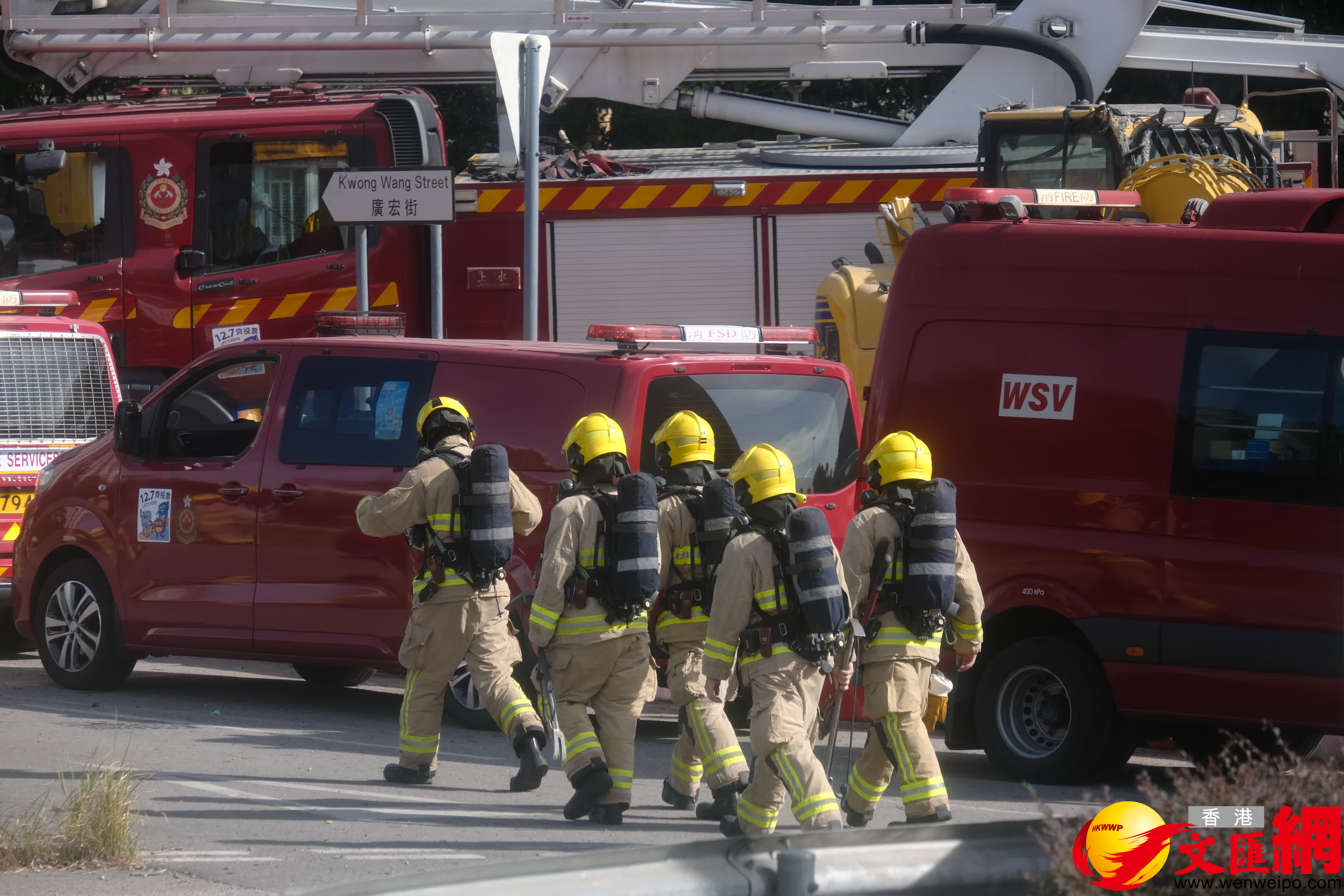 消防員仍在全力解救倖存者。（香港文汇报涂穴攝）