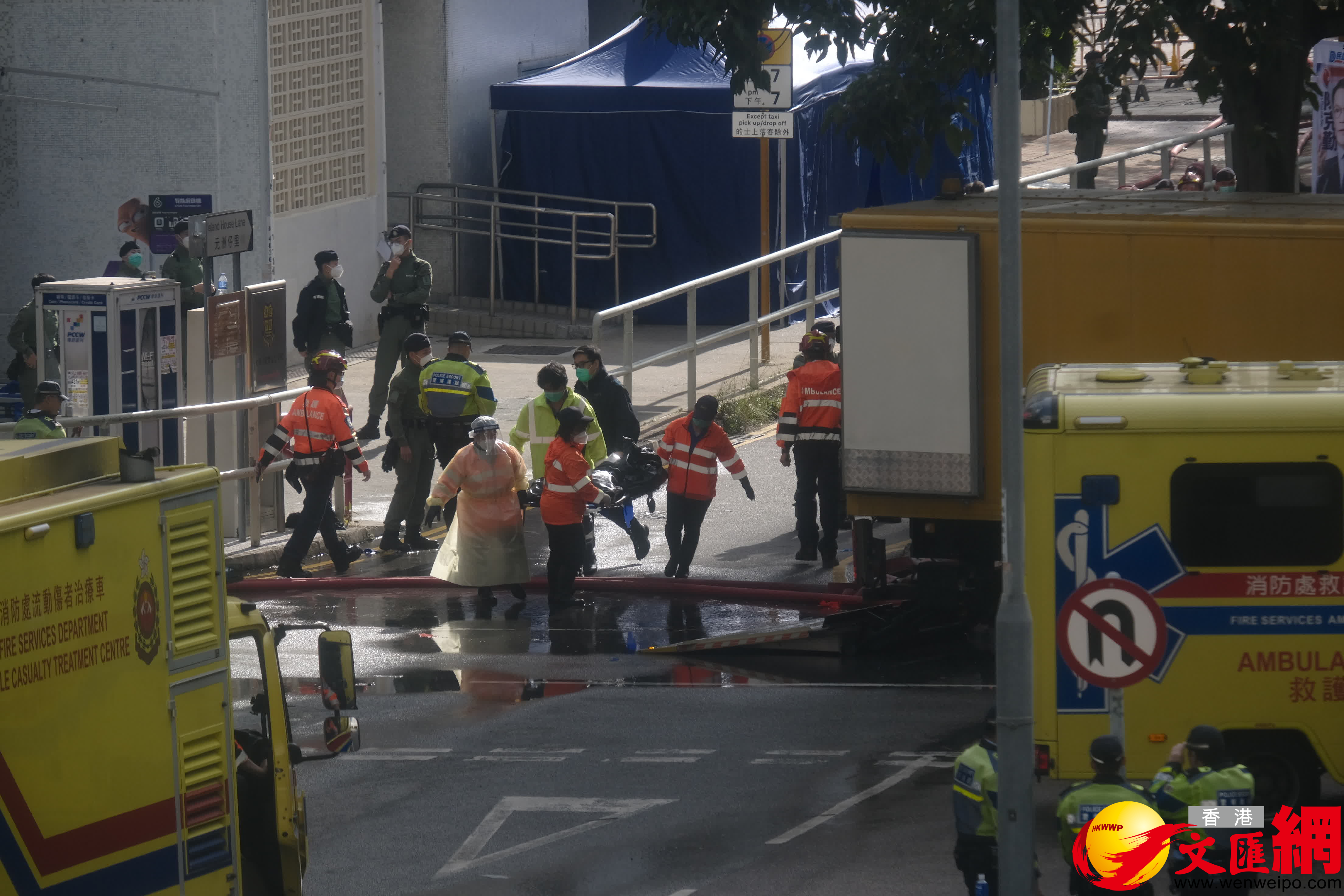 消防員仍在全力解救倖存者。（香港文汇报涂穴攝）