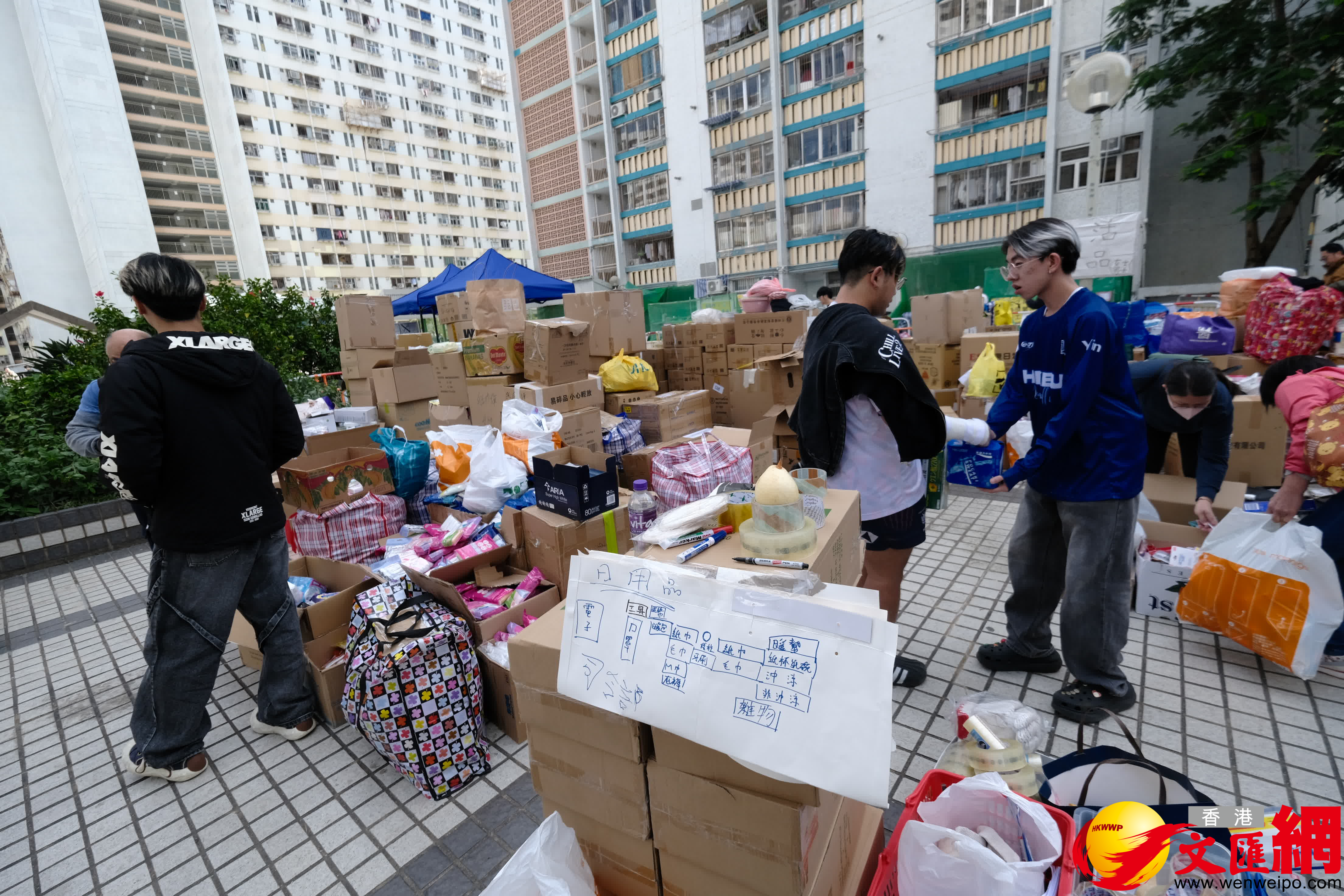 市民在物資分流站領取物資。（香港文汇报涂穴攝）