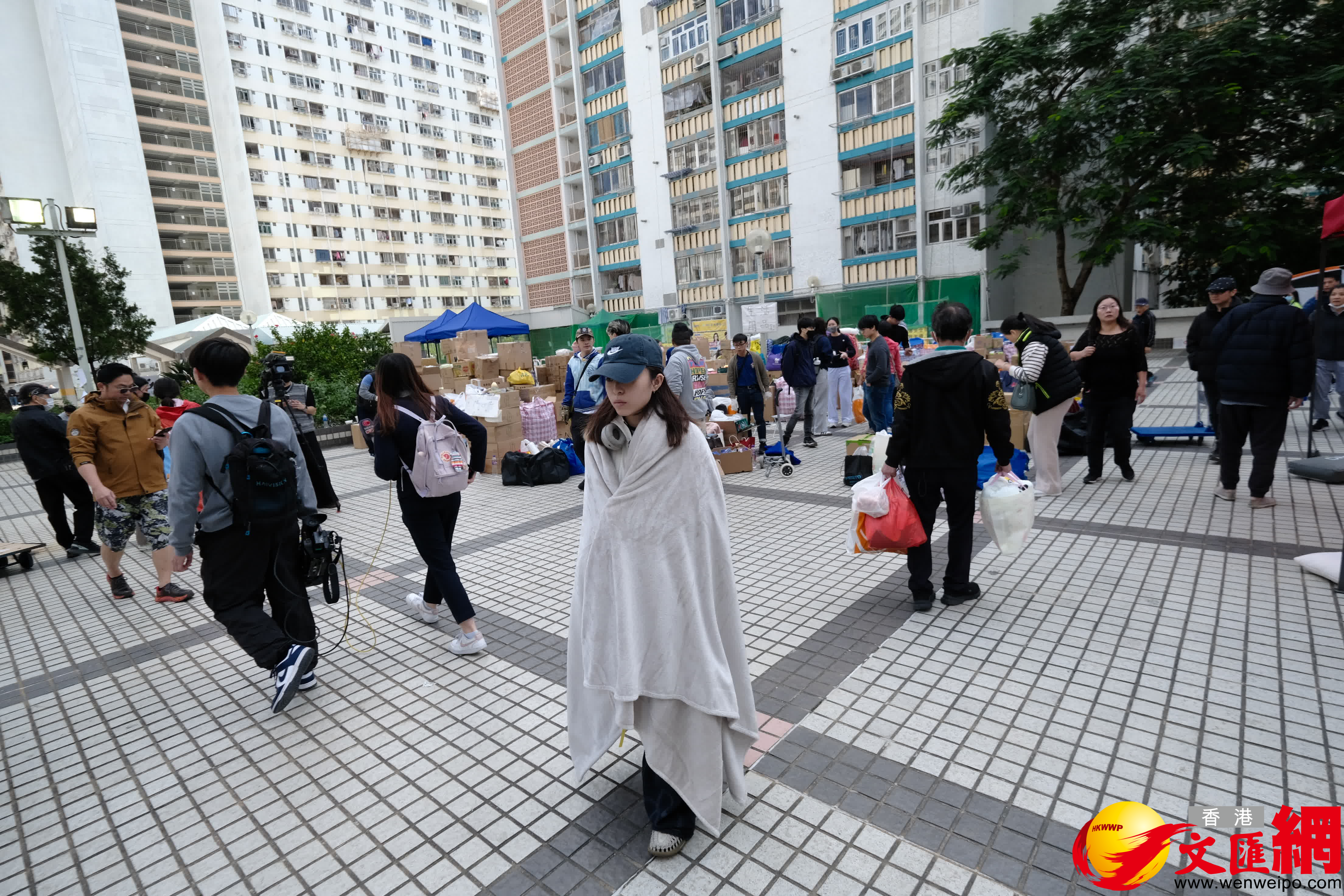 市民在物資分流站領取物資。（香港文汇报涂穴攝）