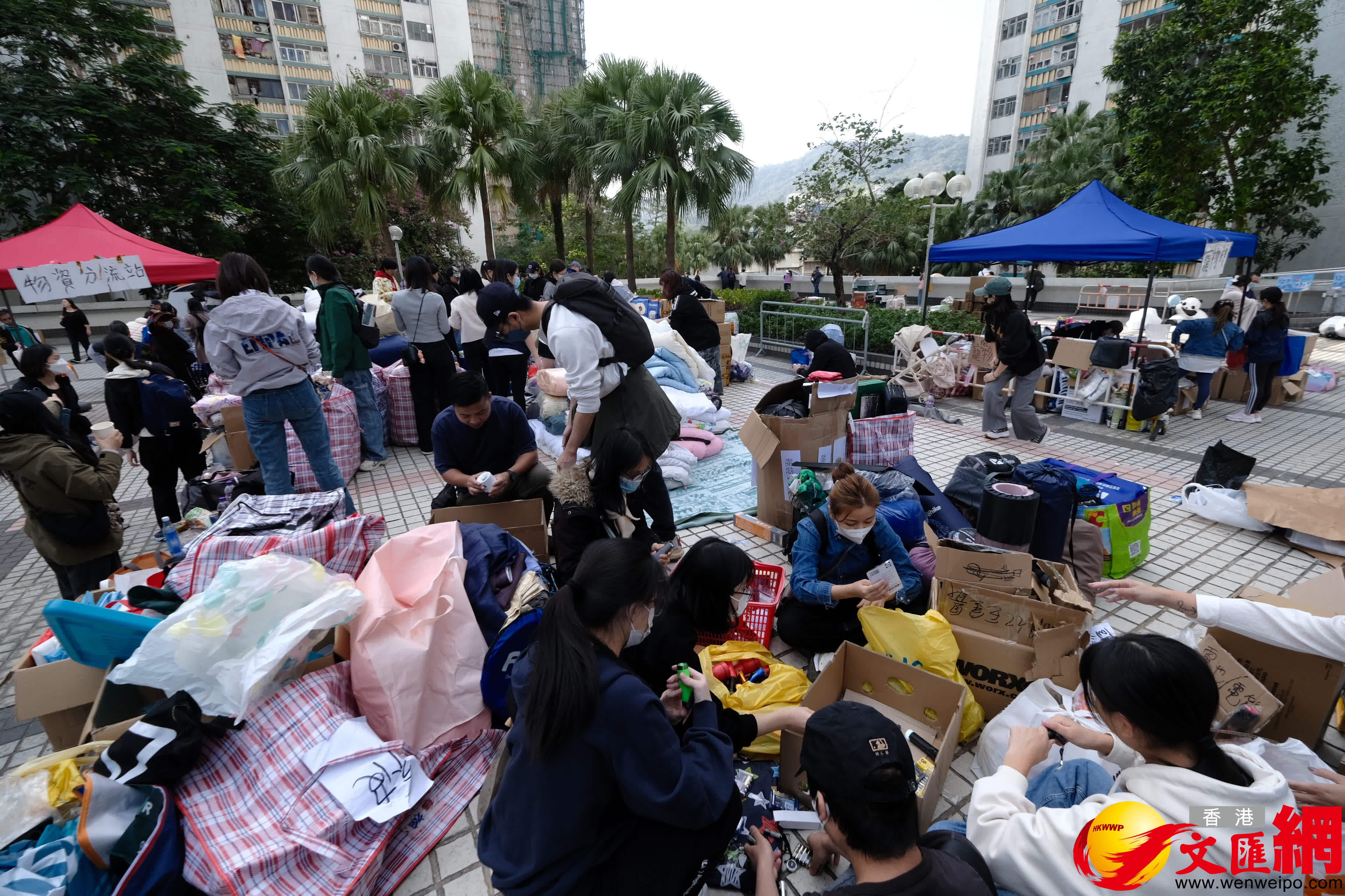 市民在物資分流站領取物資。（香港文汇报涂穴攝）