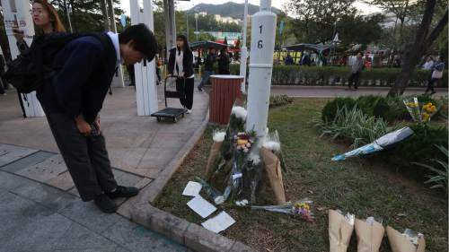 大埔宏福苑大火 | 市民獻花致哀　沉痛悼念火災逝者