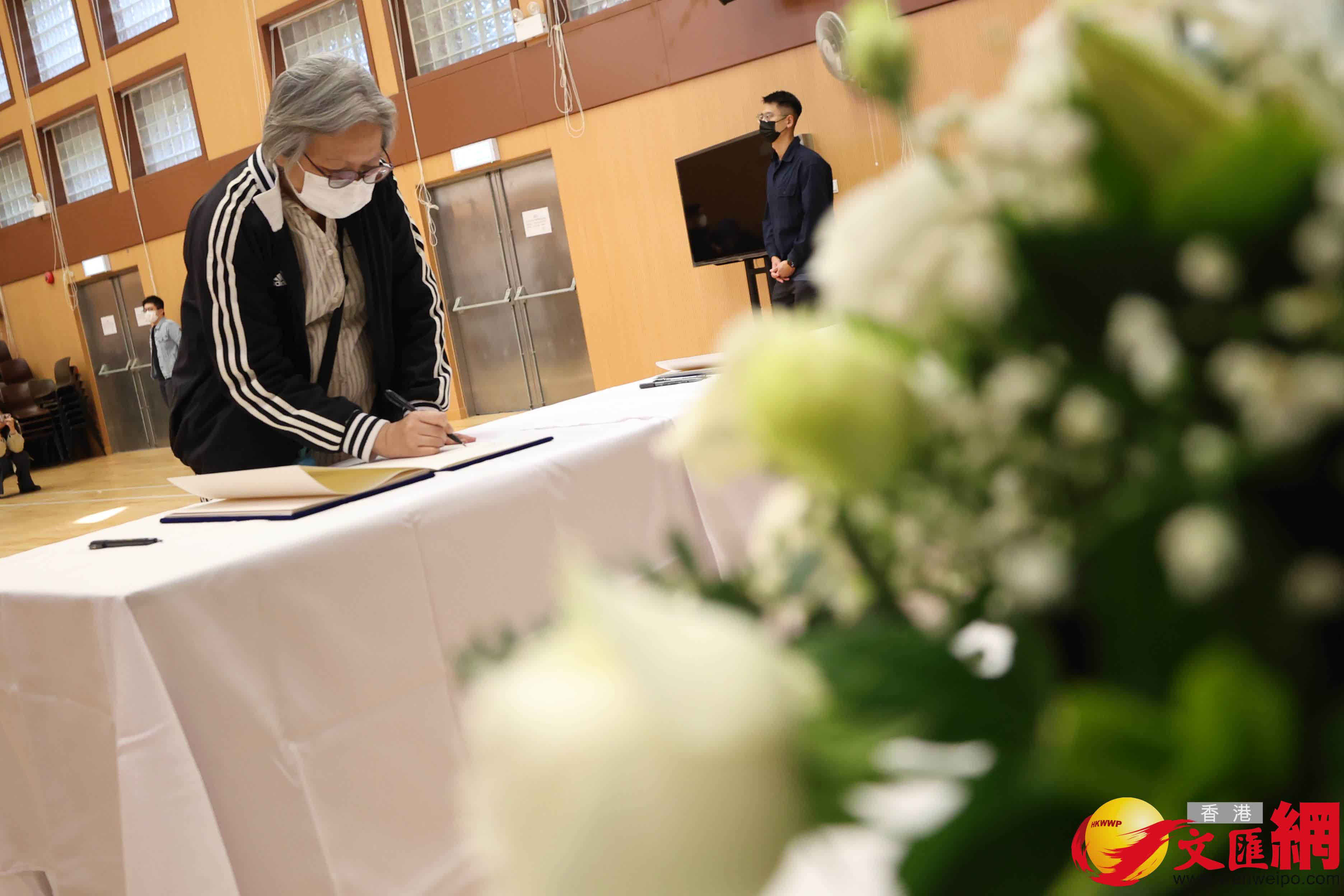 有市民在大埔富亨邨鄰里社區中心內設置的弔唁冊上，寫下罹難者的深切悼念和對受災居民的關懷祝願。（香港文匯報記者萬霜靈攝）