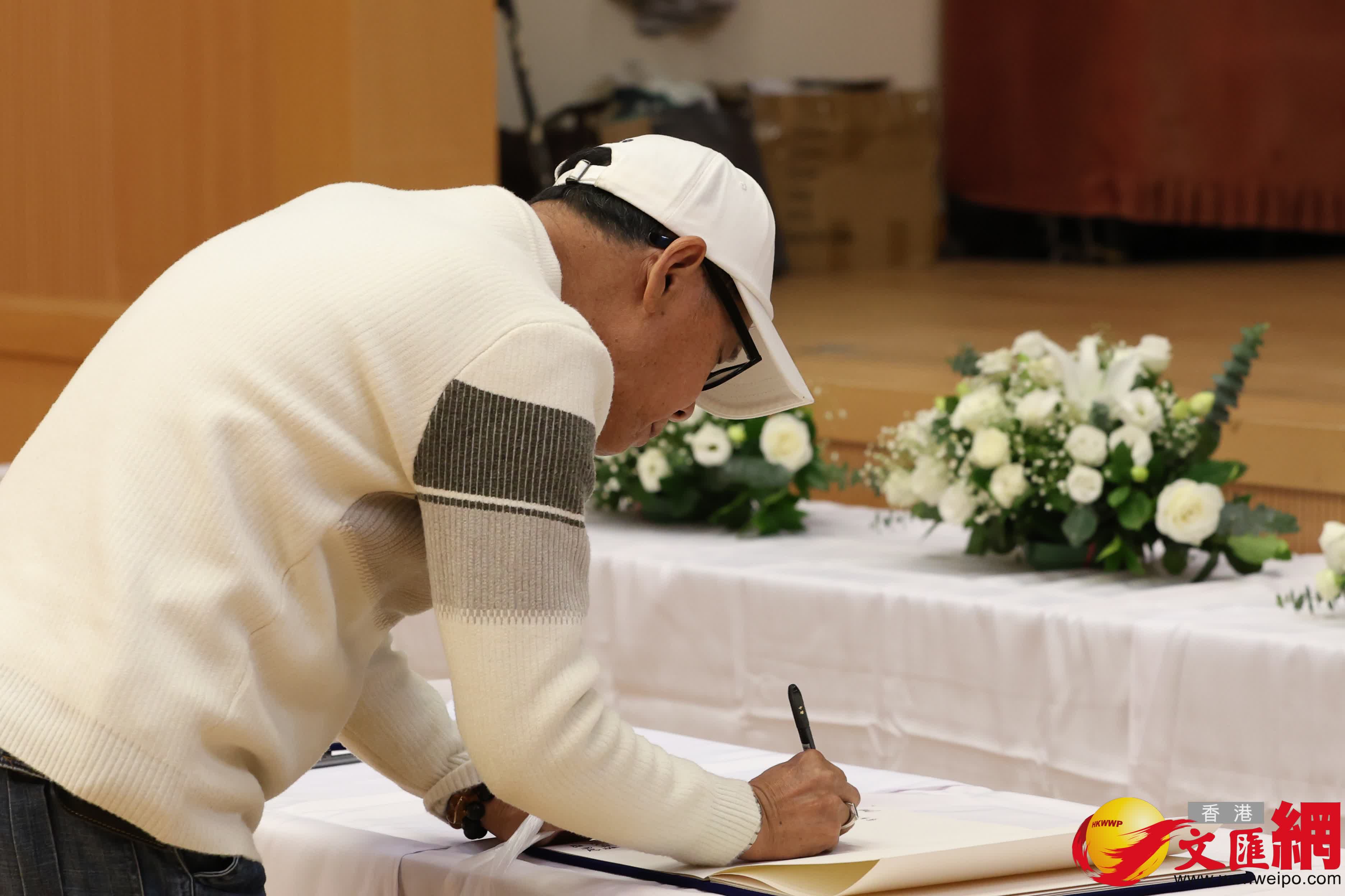 有市民在大埔富亨邨鄰里社區中心內設置的弔唁冊上，寫下罹難者的深切悼念和對受災居民的關懷祝願。（香港文匯報記者萬霜靈攝）