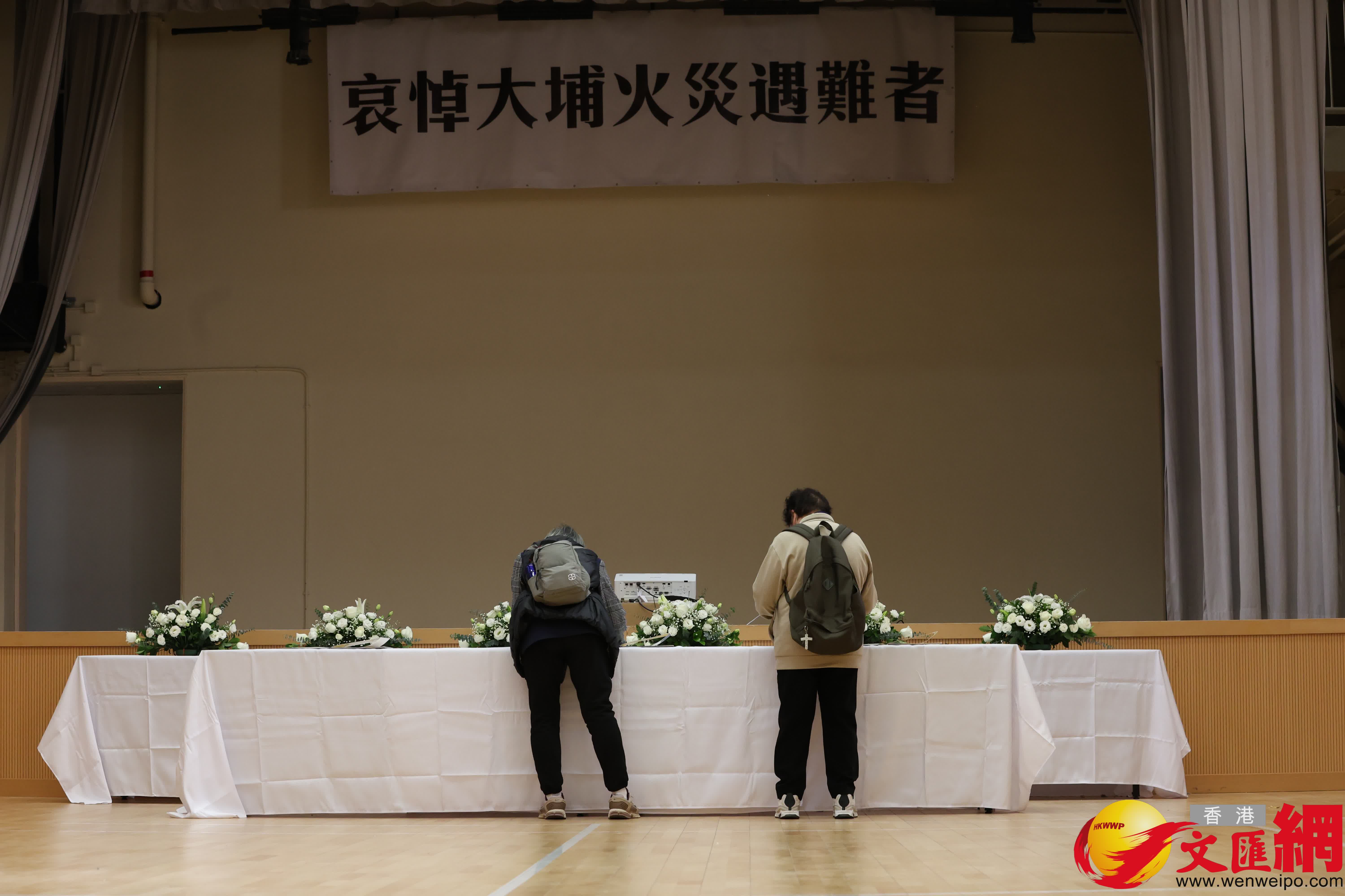 有市民在大埔富亨邨鄰里社區中心內設置的弔唁冊上，寫下罹難者的深切悼念和對受災居民的關懷祝願。（香港文匯報記者萬霜靈攝）