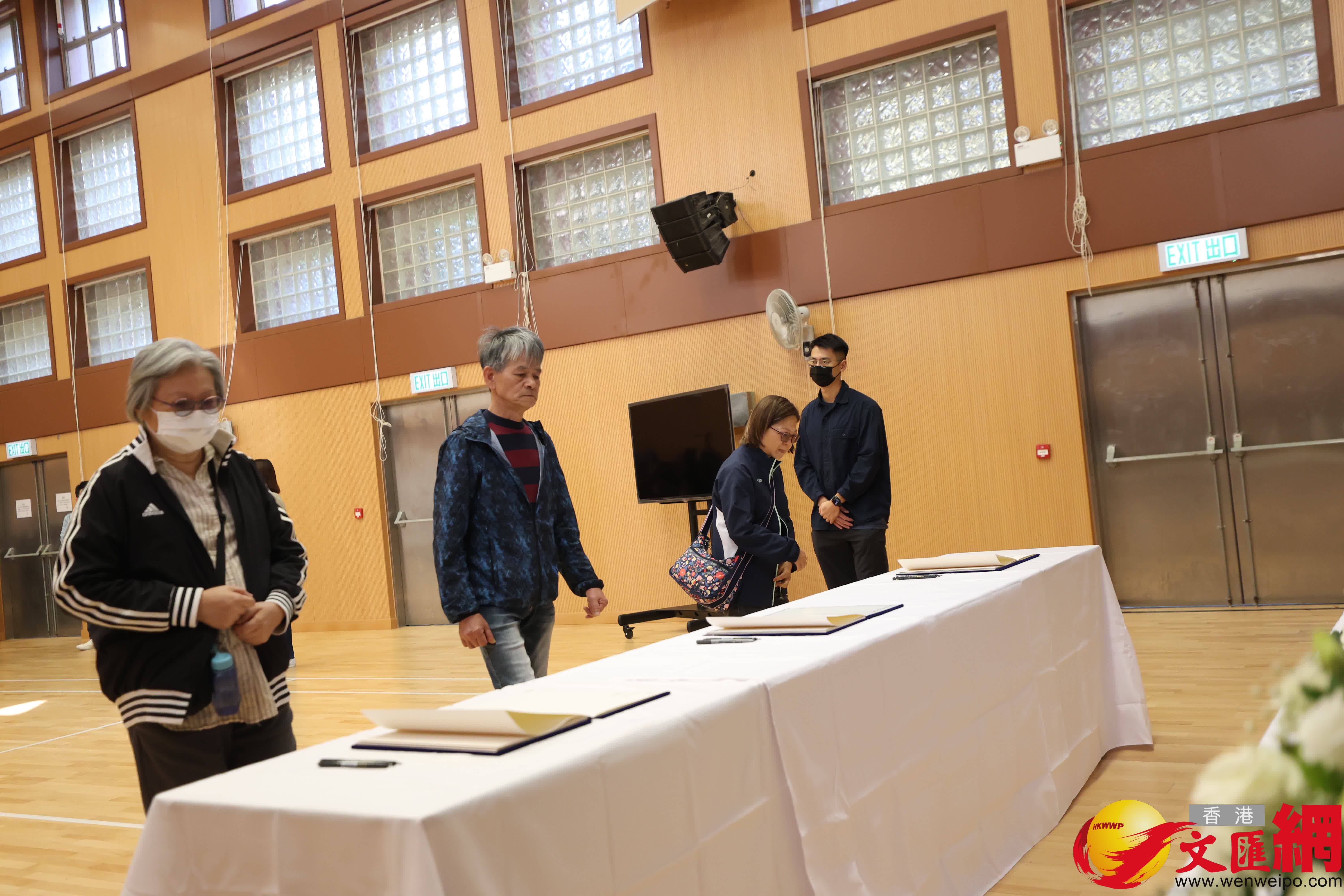 有市民在大埔富亨邨鄰里社區中心內設置的弔唁冊上，寫下罹難者的深切悼念和對受災居民的關懷祝願。（香港文匯報記者萬霜靈攝）