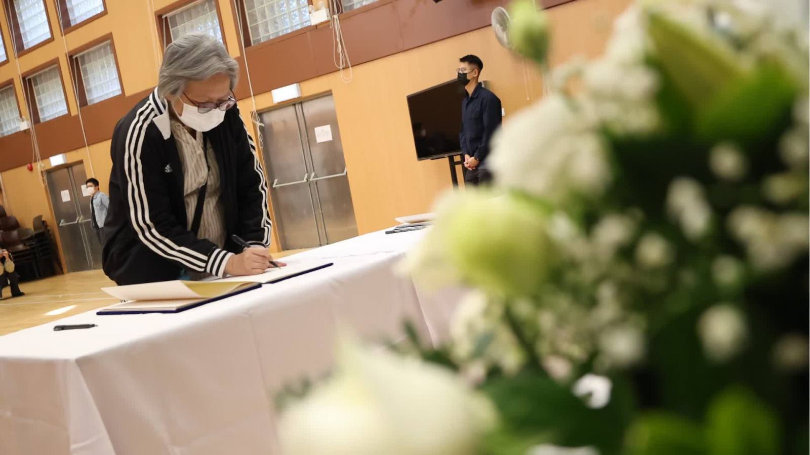 大埔宏福苑大火︱市民到大埔富亨鄰里社區中心簽署弔唁冊