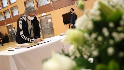 大埔宏福苑大火︱市民到大埔富亨鄰里社區中心簽署弔唁冊