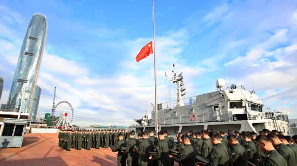 （有片）大埔宏福苑大火︱駐港部隊舉行悼念默哀儀式