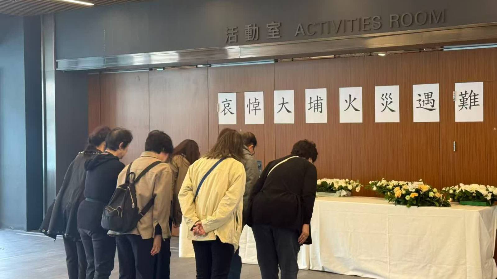 大埔宏福苑大火︱市民赴銅鑼灣弔唁處　哀悼火災罹難者