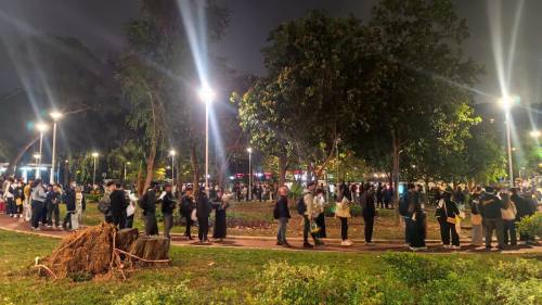 大埔宏福苑大火 │晚上大批市民獻花悼念 綿延數百米場面肅穆 願逝者安息