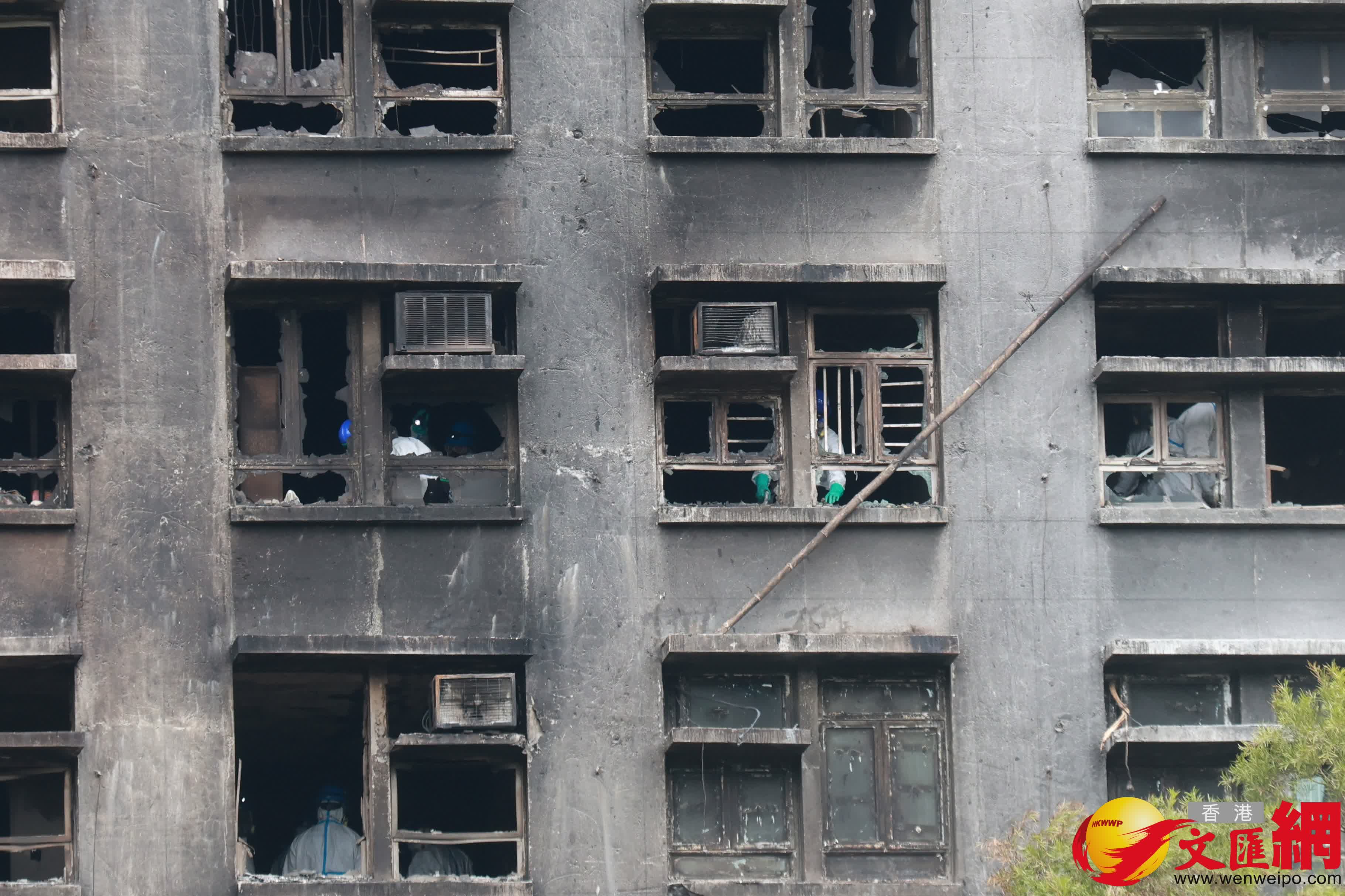 警方繼續到火災單位搜證。（香港文匯報記者 北山彥 攝）