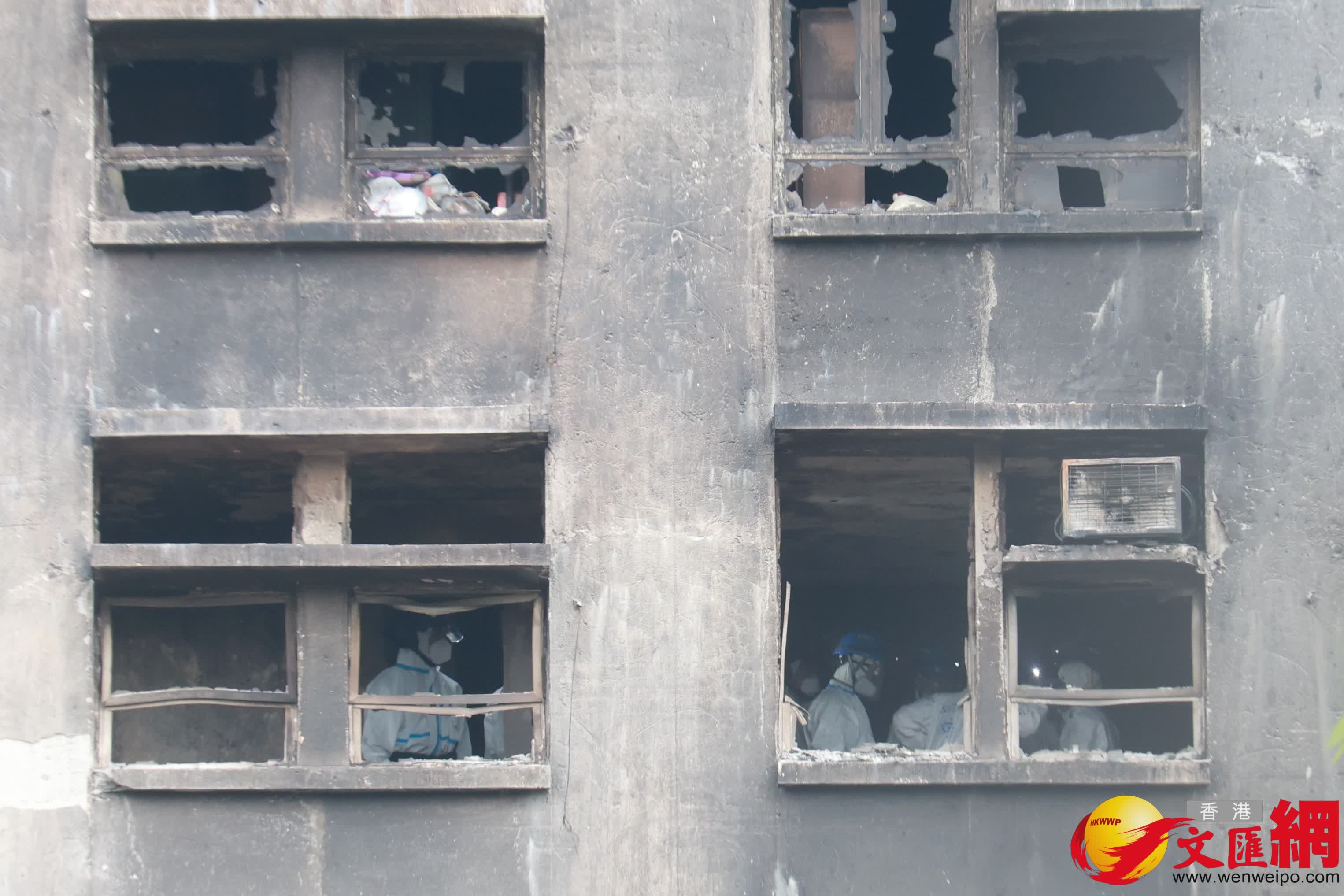 警方繼續到火災單位搜證。（香港文匯報記者 北山彥 攝）