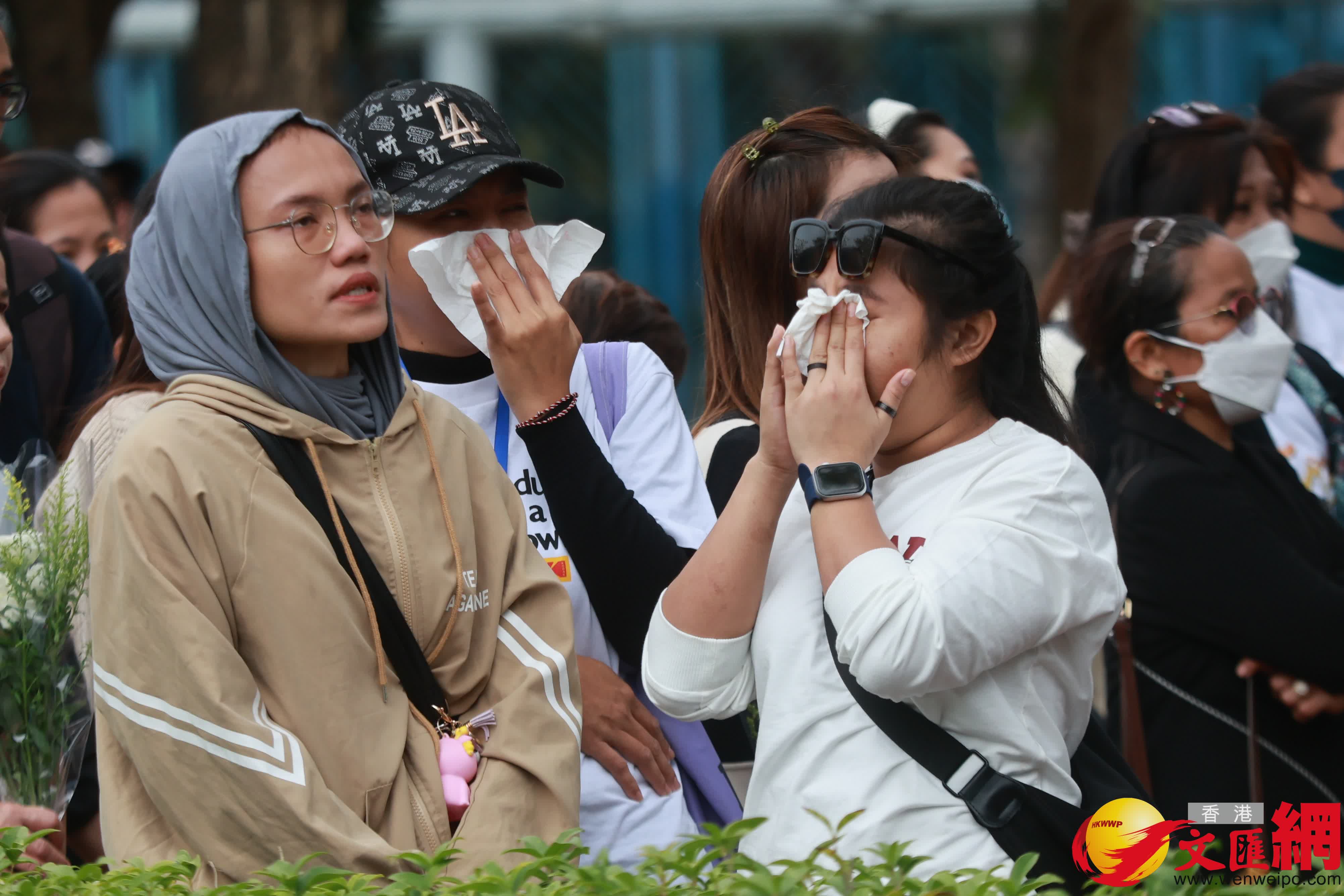 市民到大埔宏福苑火災現場獻花，部分市民神情哀傷。（香港文匯報記者 北山彥 攝）