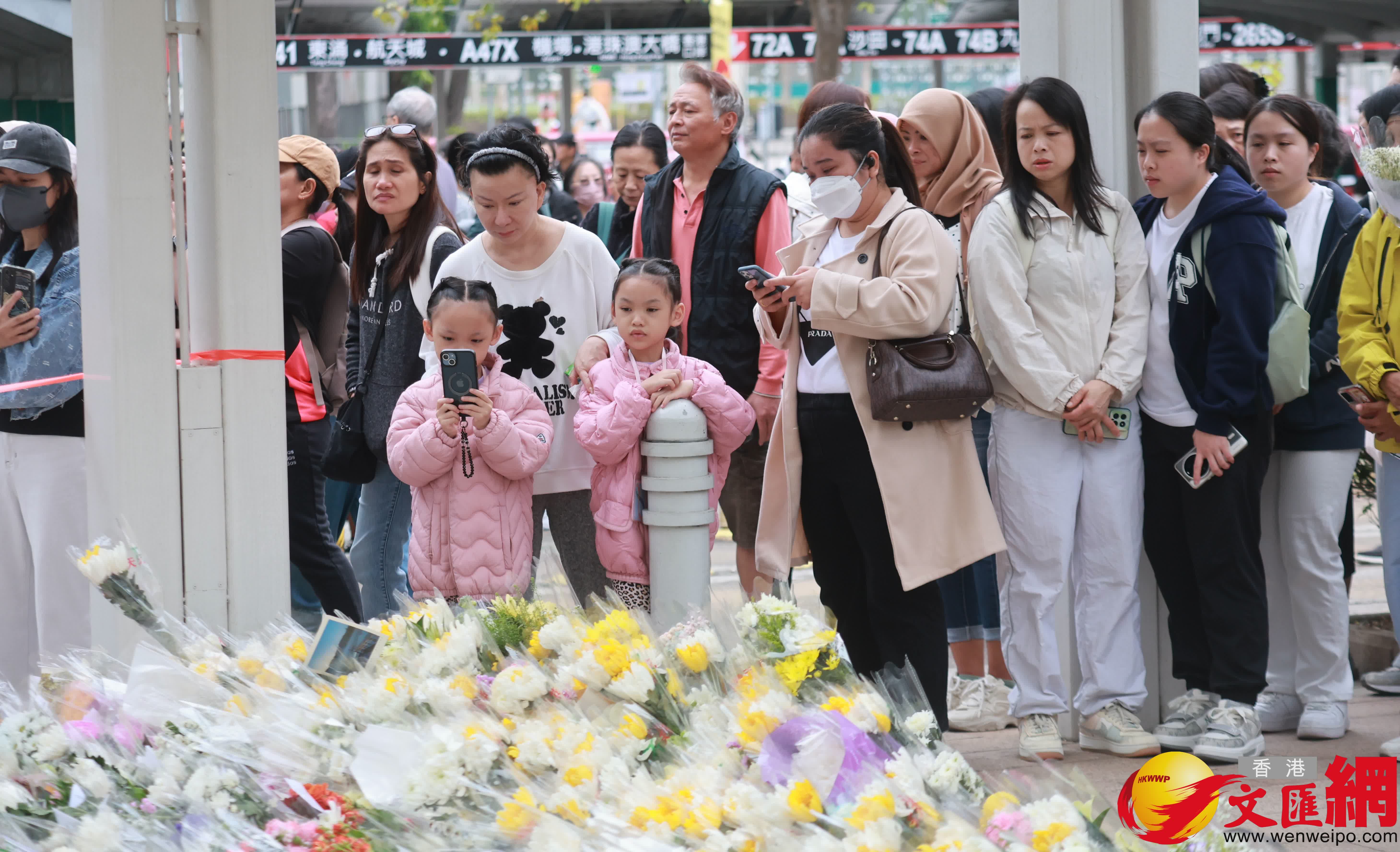 市民到大埔宏福苑火災現場獻花，部分市民神情哀傷。（香港文匯報記者 北山彥 攝）