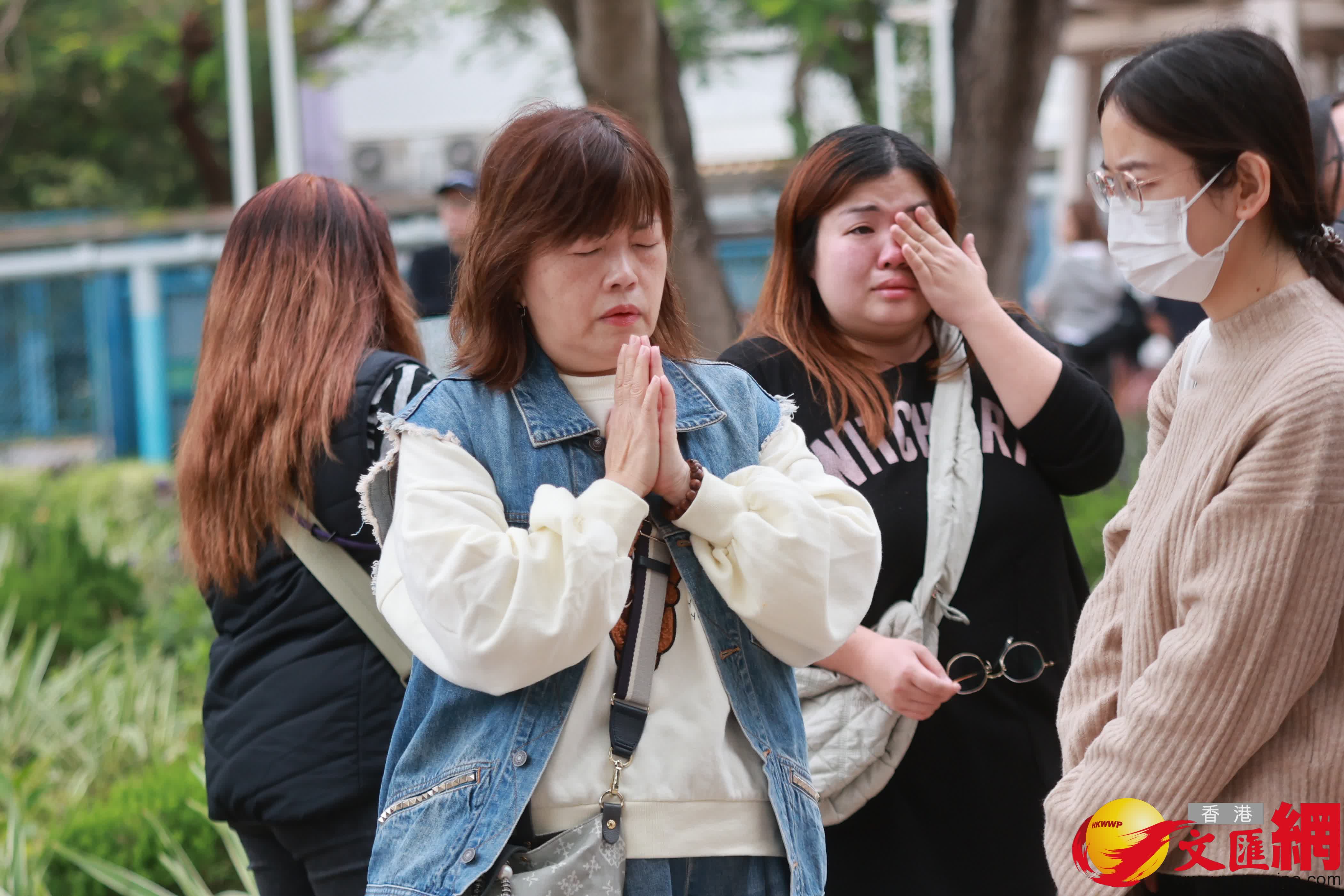 市民到大埔宏福苑火災現場獻花，部分市民神情哀傷。（香港文匯報記者 北山彥 攝）