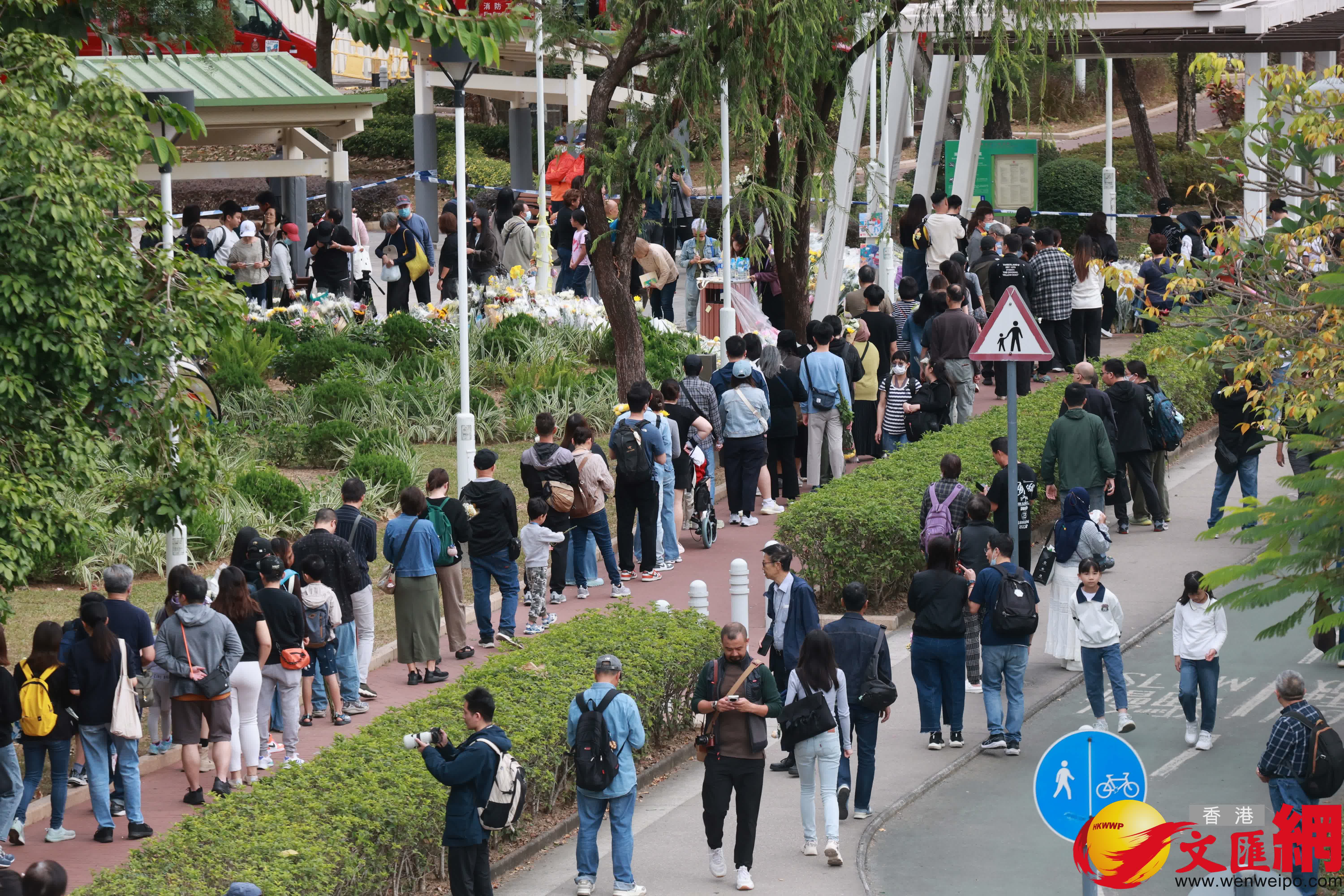 市民到大埔宏福苑火災現場獻花，部分市民神情哀傷。（香港文匯報記者 北山彥 攝）