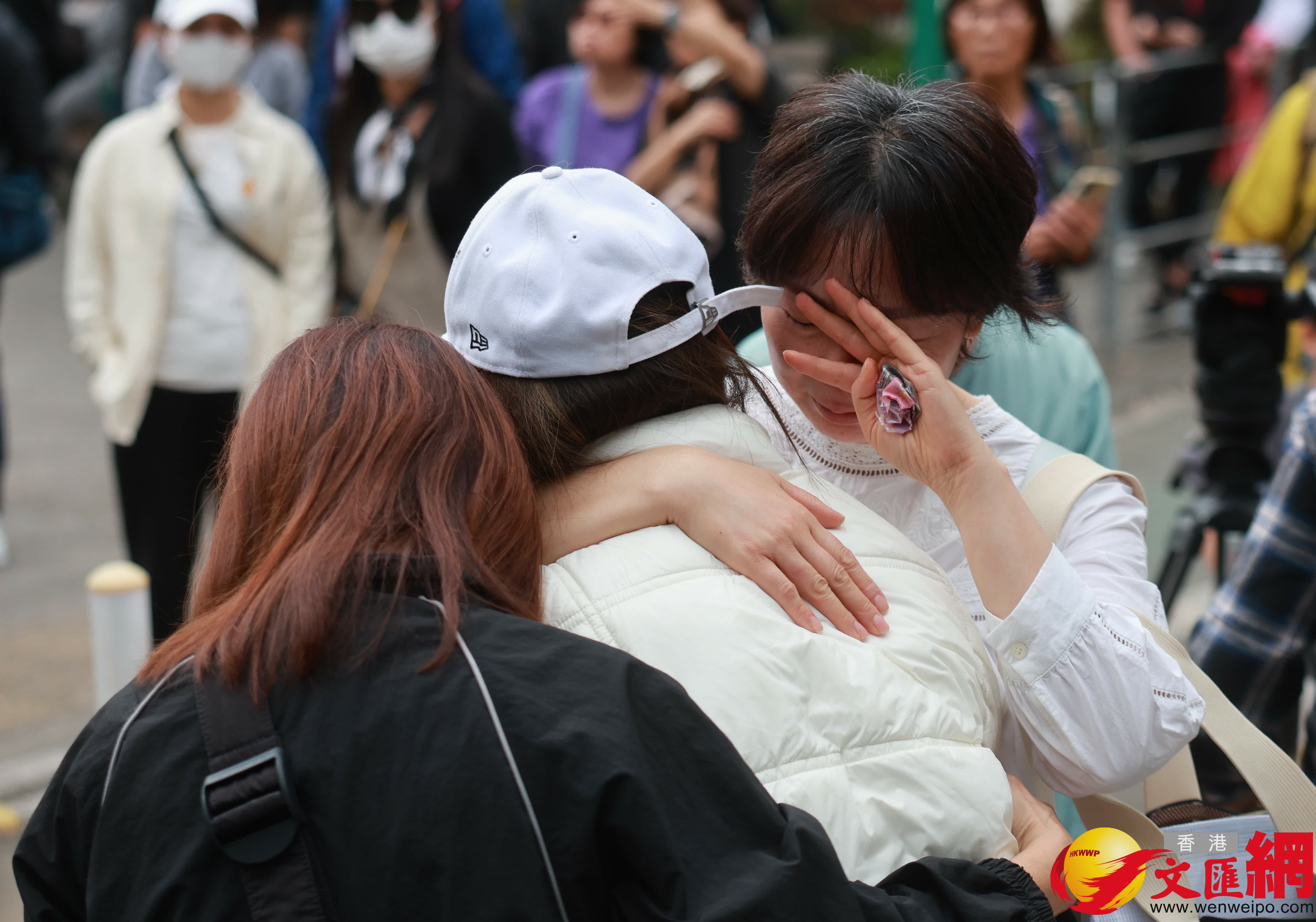 市民到大埔宏福苑火災現場獻花，部分市民神情哀傷。（香港文匯報記者 北山彥 攝）