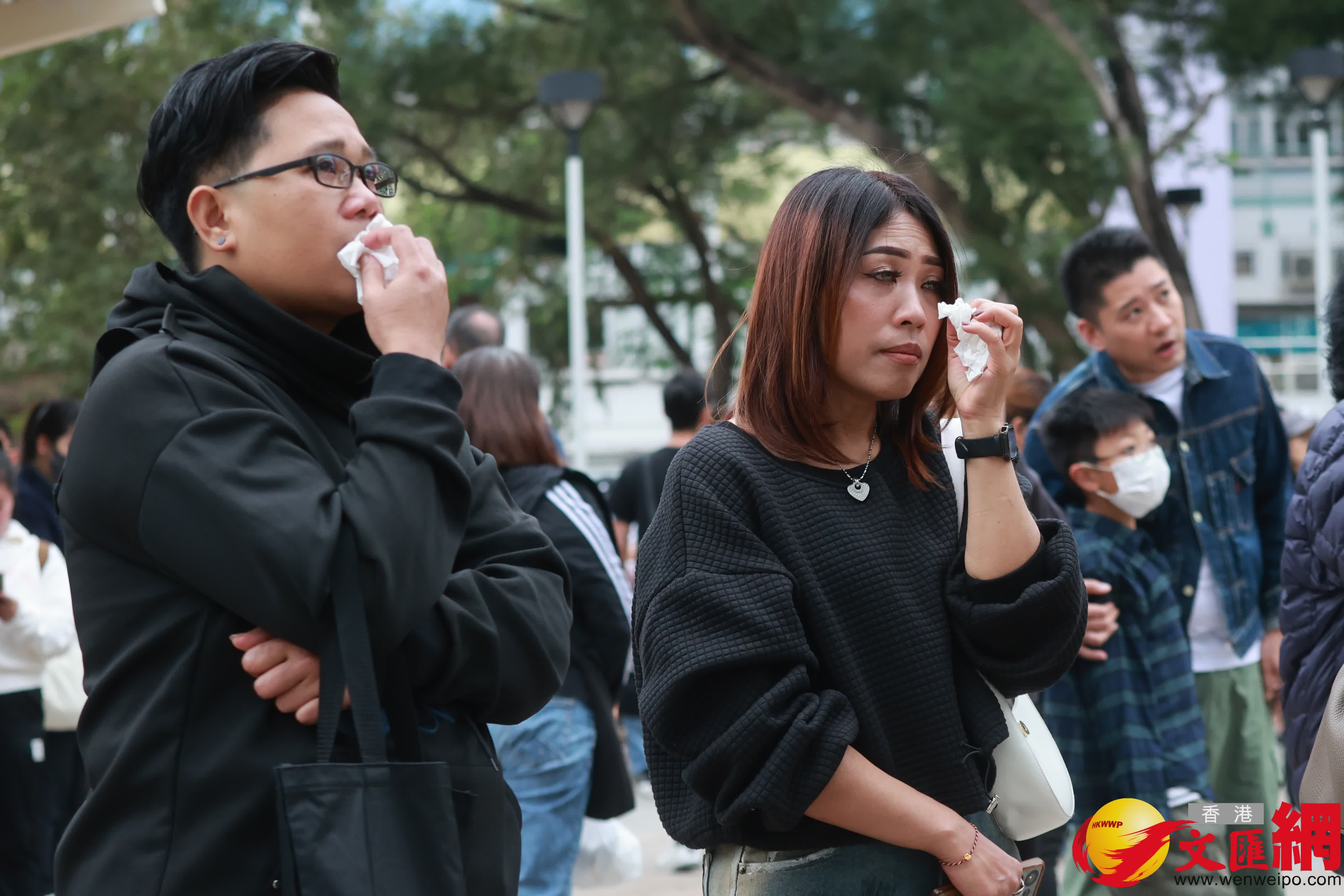市民到大埔宏福苑火災現場獻花，部分市民神情哀傷。（香港文匯報記者 北山彥 攝）