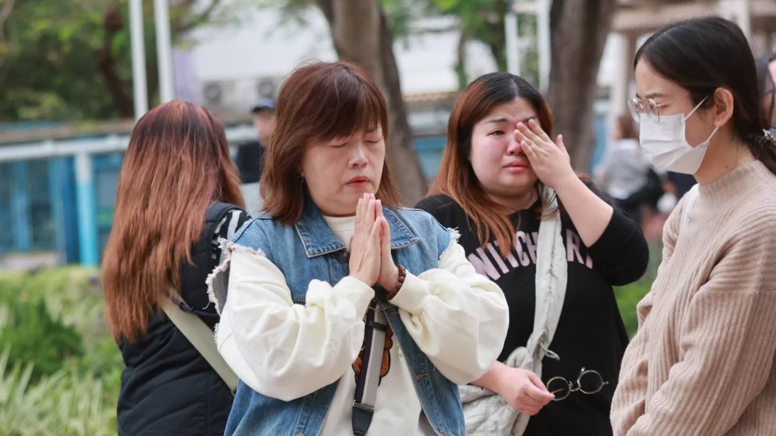 大埔宏福苑大火｜市民到大埔宏福苑火災現場獻花　神情哀傷