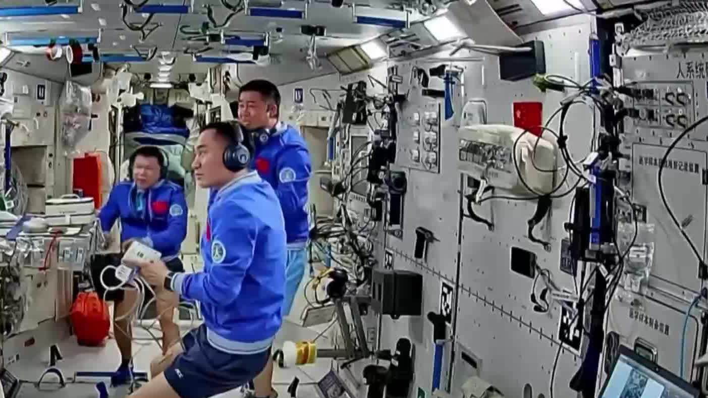 （有片）航天員「改簽」回地球　神二十返回艙玻璃裂紋是個三角形