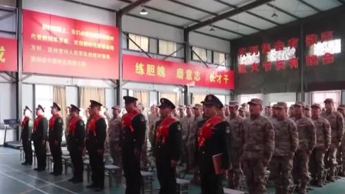 （有片）又到一年退伍季　老兵依依告別軍營