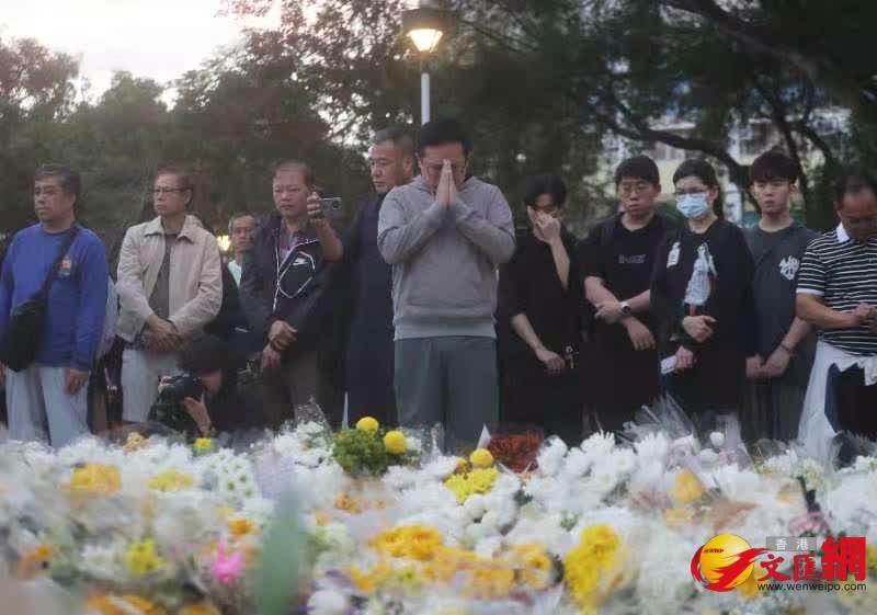 市民前往大埔宏福苑附近公園獻花致哀。（香港文匯報記者郭木又攝）
