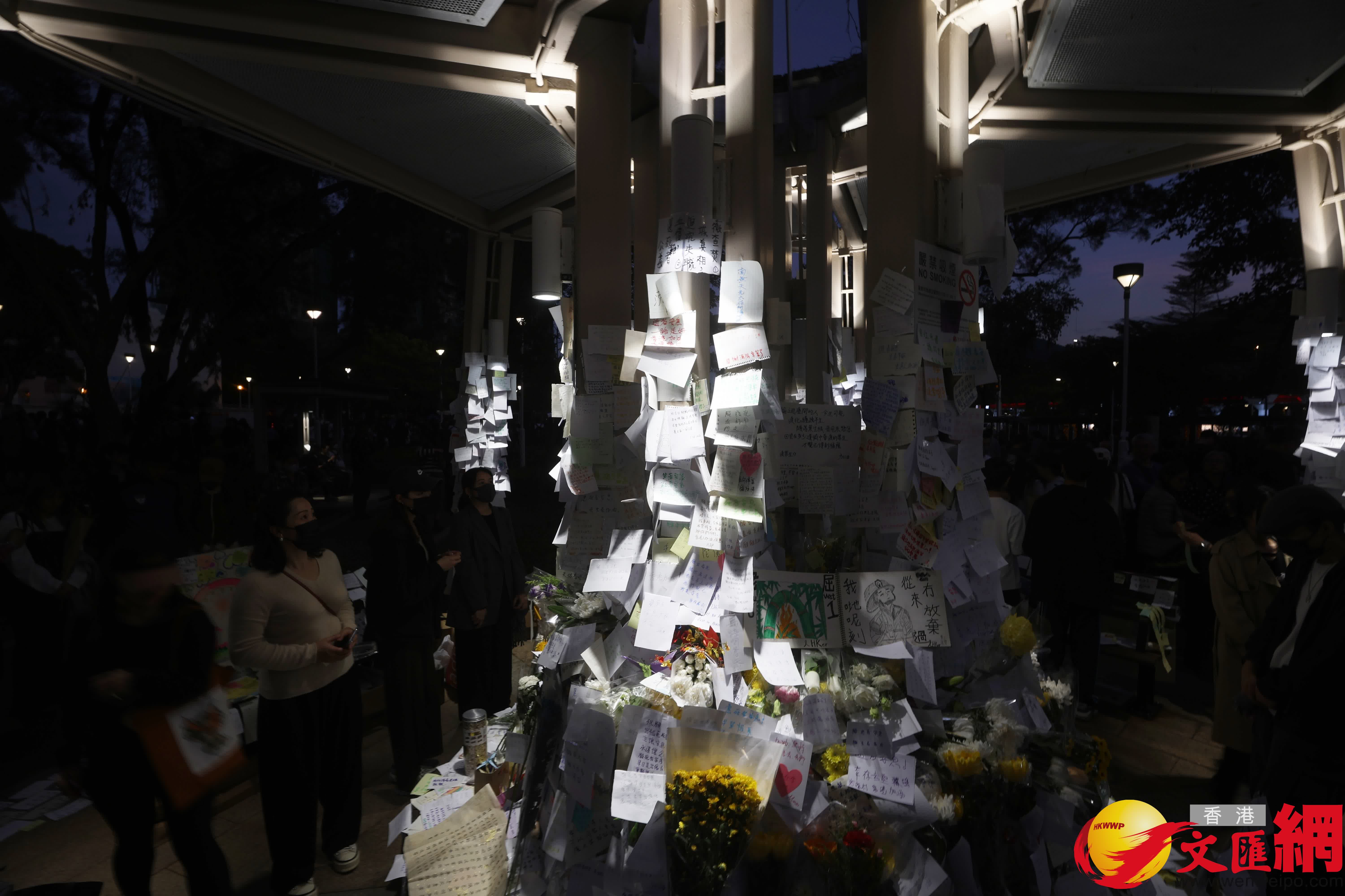 市民前往大埔宏福苑附近公園獻花致哀。（香港文匯報記者郭木又攝）