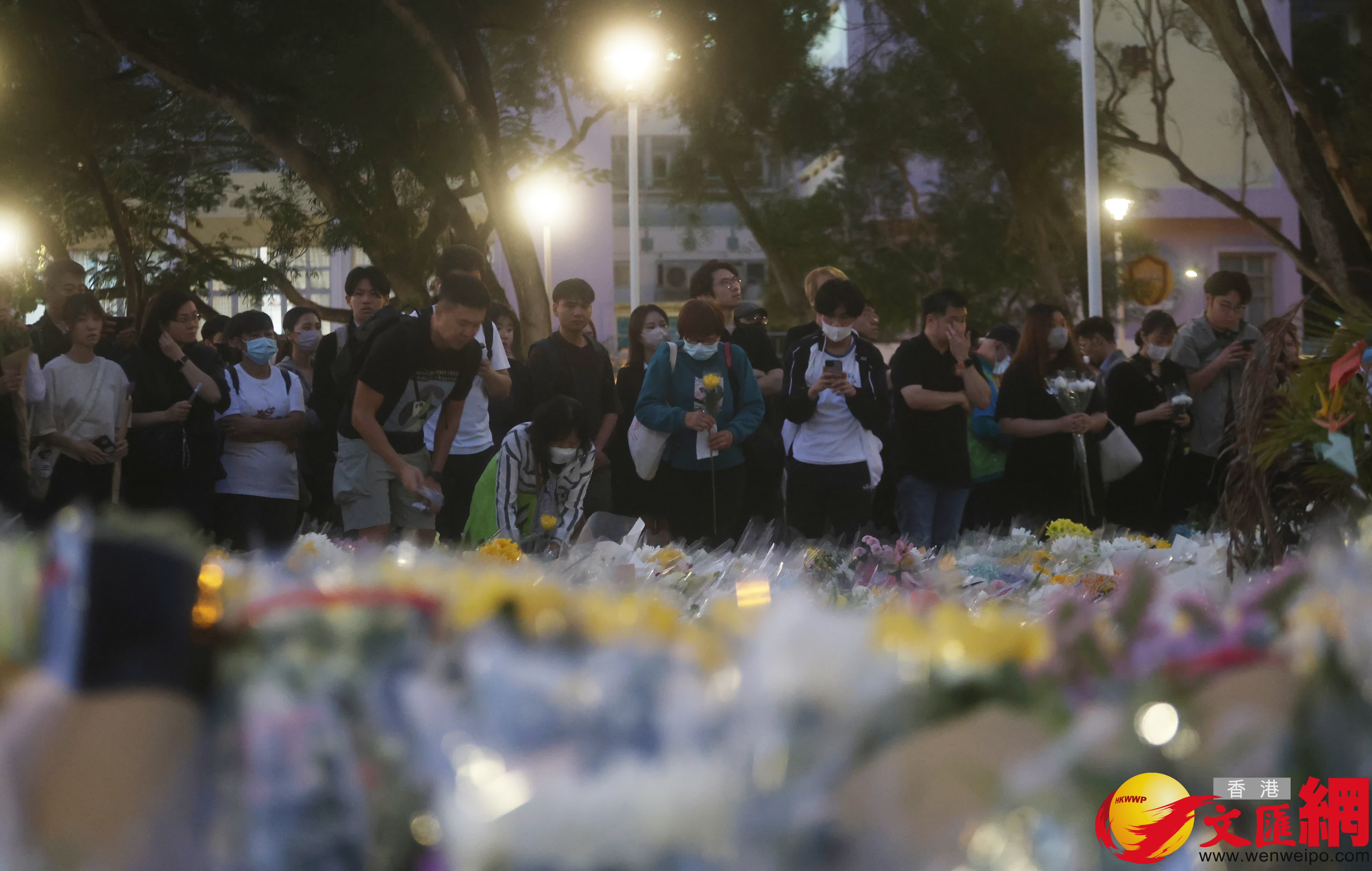 市民前往大埔宏福苑附近公園獻花致哀。（香港文匯報記者郭木又攝）